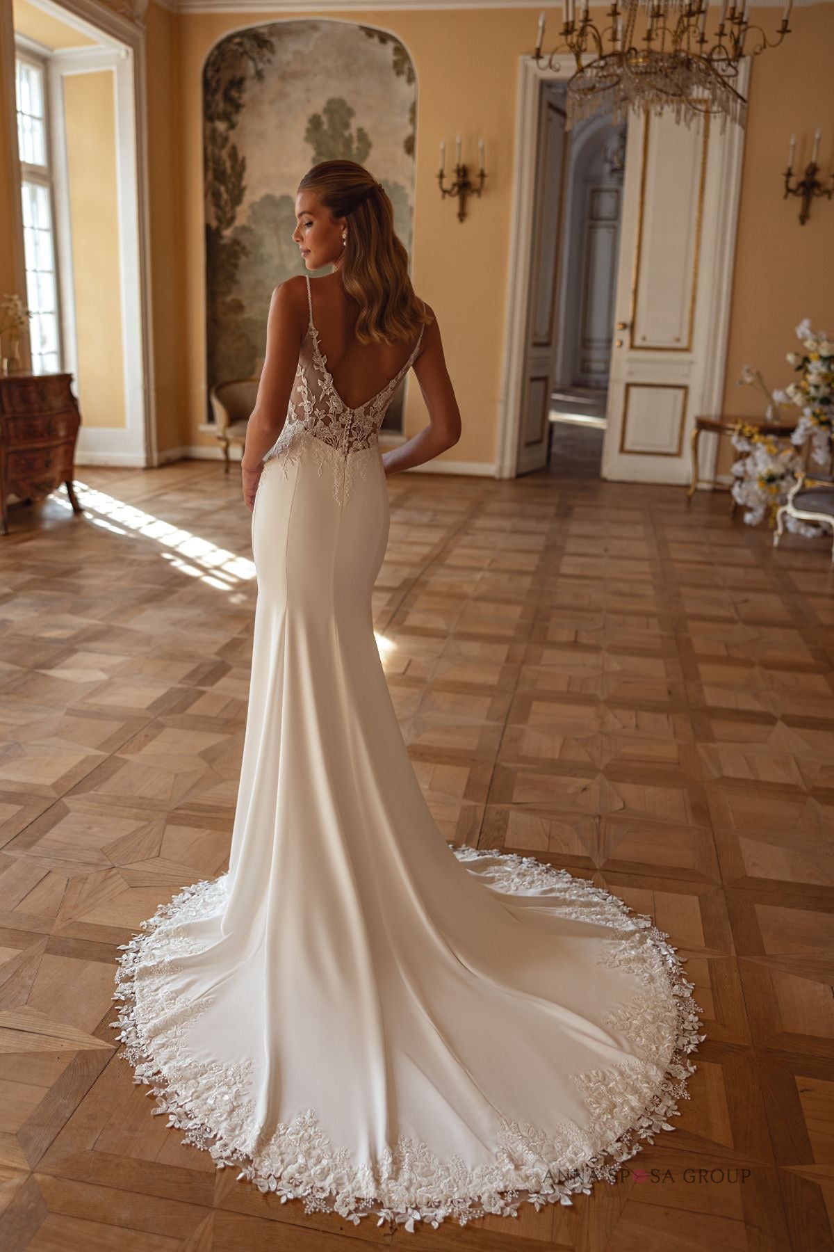 Robe de mariée Anna Sposa Blyum – Coupe sirène fourreau ivoire en dentelle florale et traîne élégante