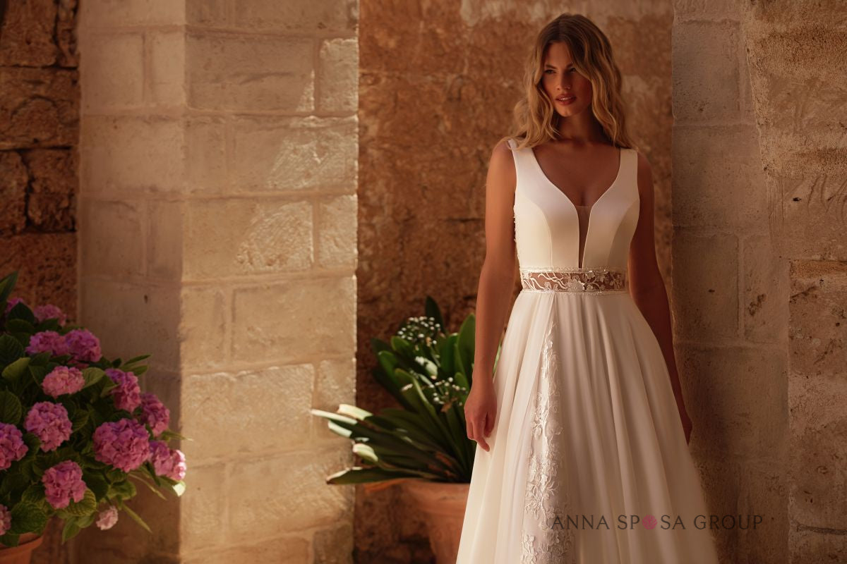 Robe de mariée Cressida – Mousseline avec dentelle dos en V & détails en dentelle