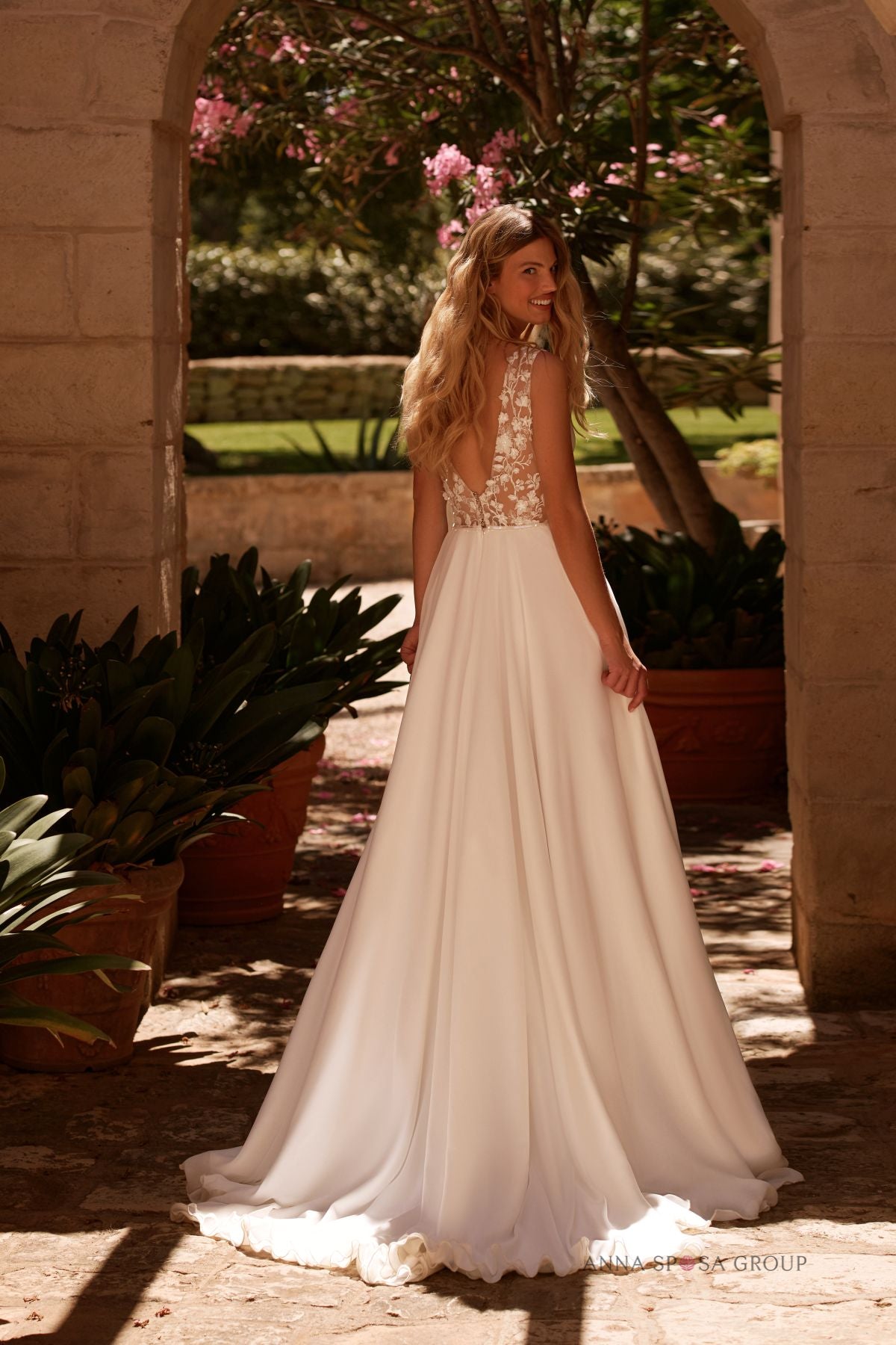 Robe de mariée Cressida – Mousseline avec dentelle dos en V & détails en dentelle