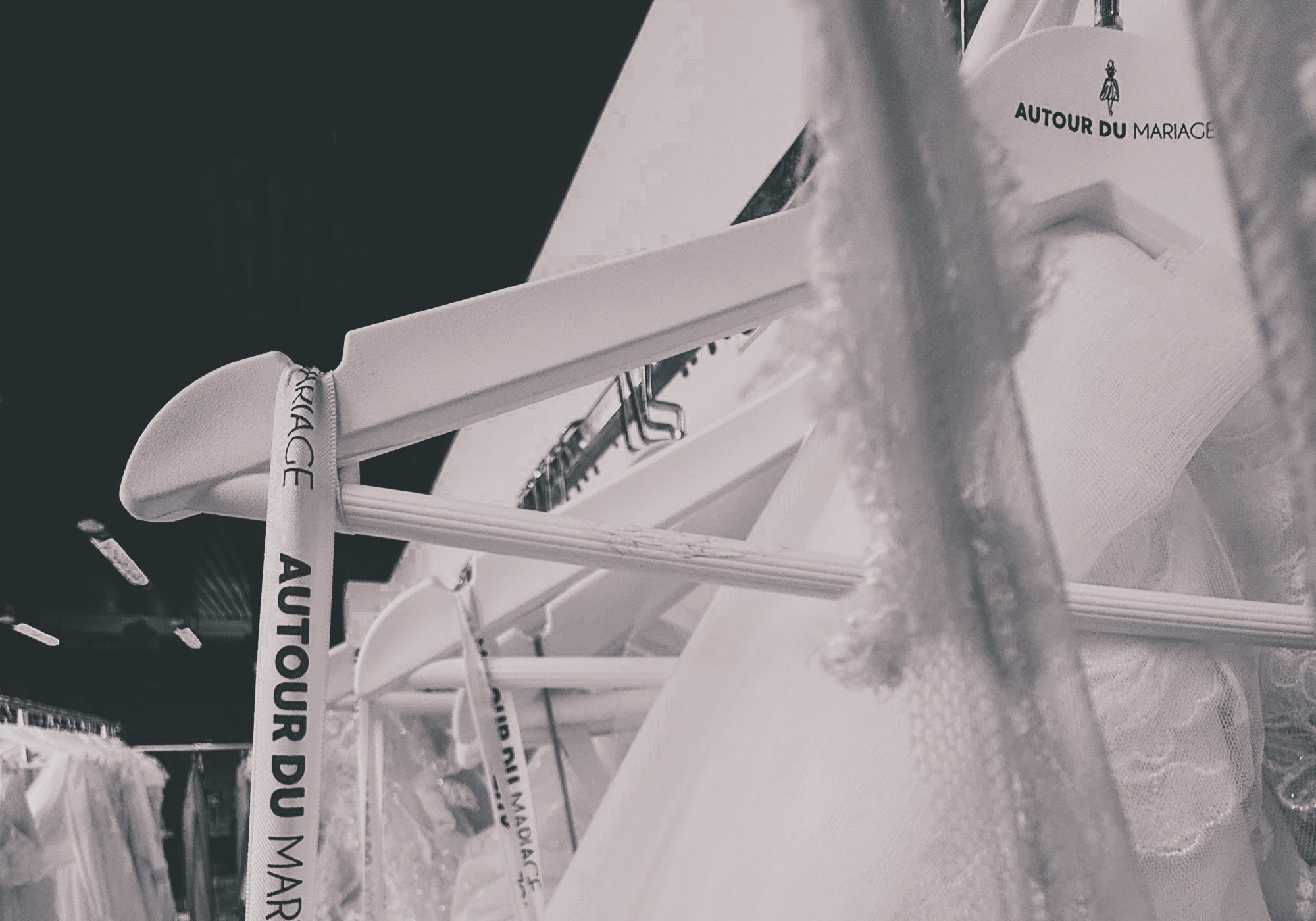 Portants de robes de mariée Autour du Mariage – créations sur mesure et modèles exclusifs confectionnés à la main dans nos ateliers.