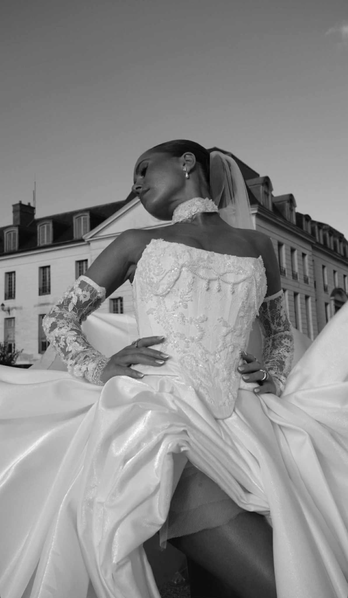 Création sur mesure Autour du Mariage – robe de mariée en satin et dentelle réalisée à la main, alliant élégance moderne et savoir-faire couture français.