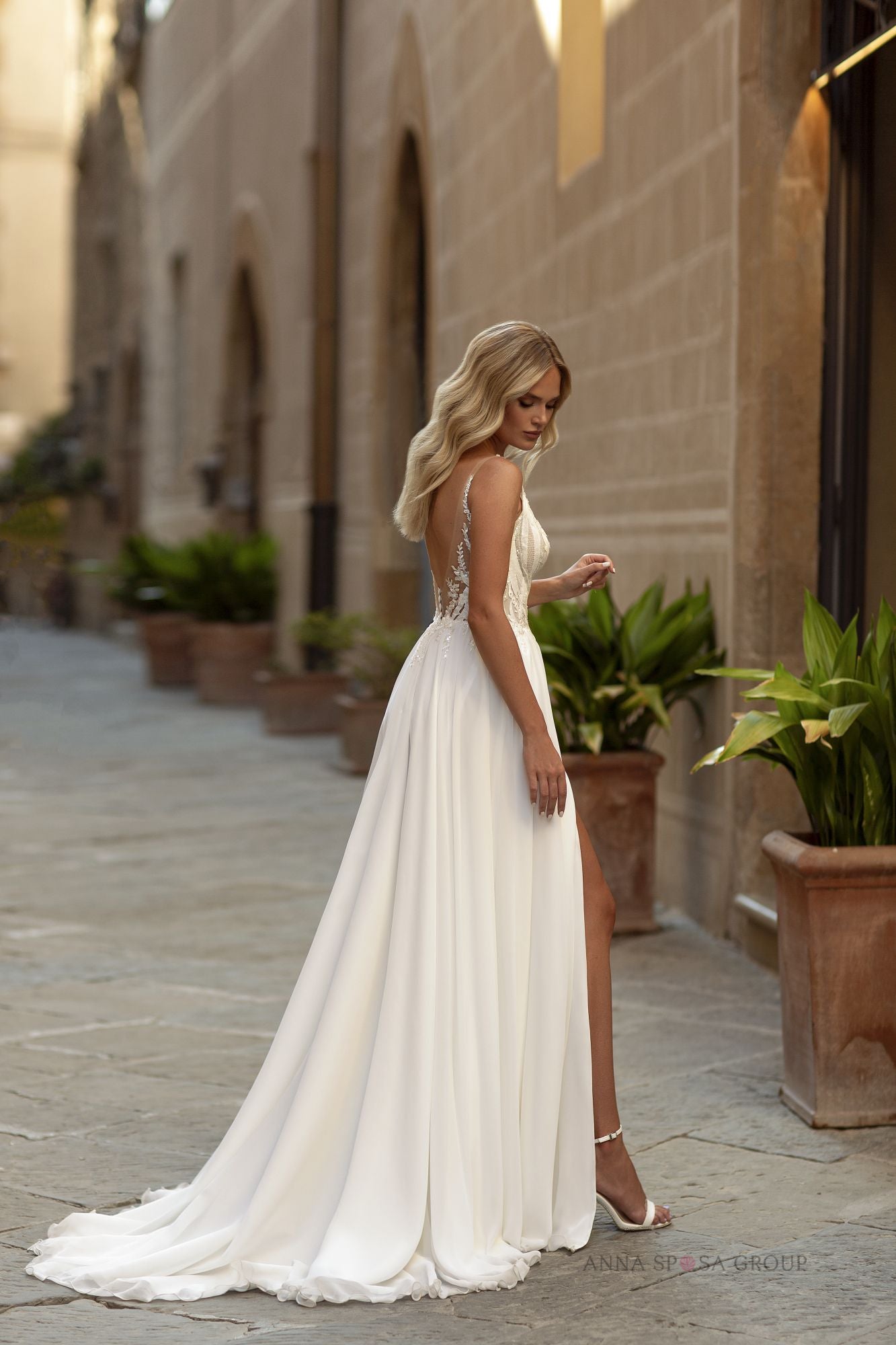 Robe de mariée La Petra Dylan – Ligne A ivoire en dentelle et tulle pailleté avec fente et dos dégagé