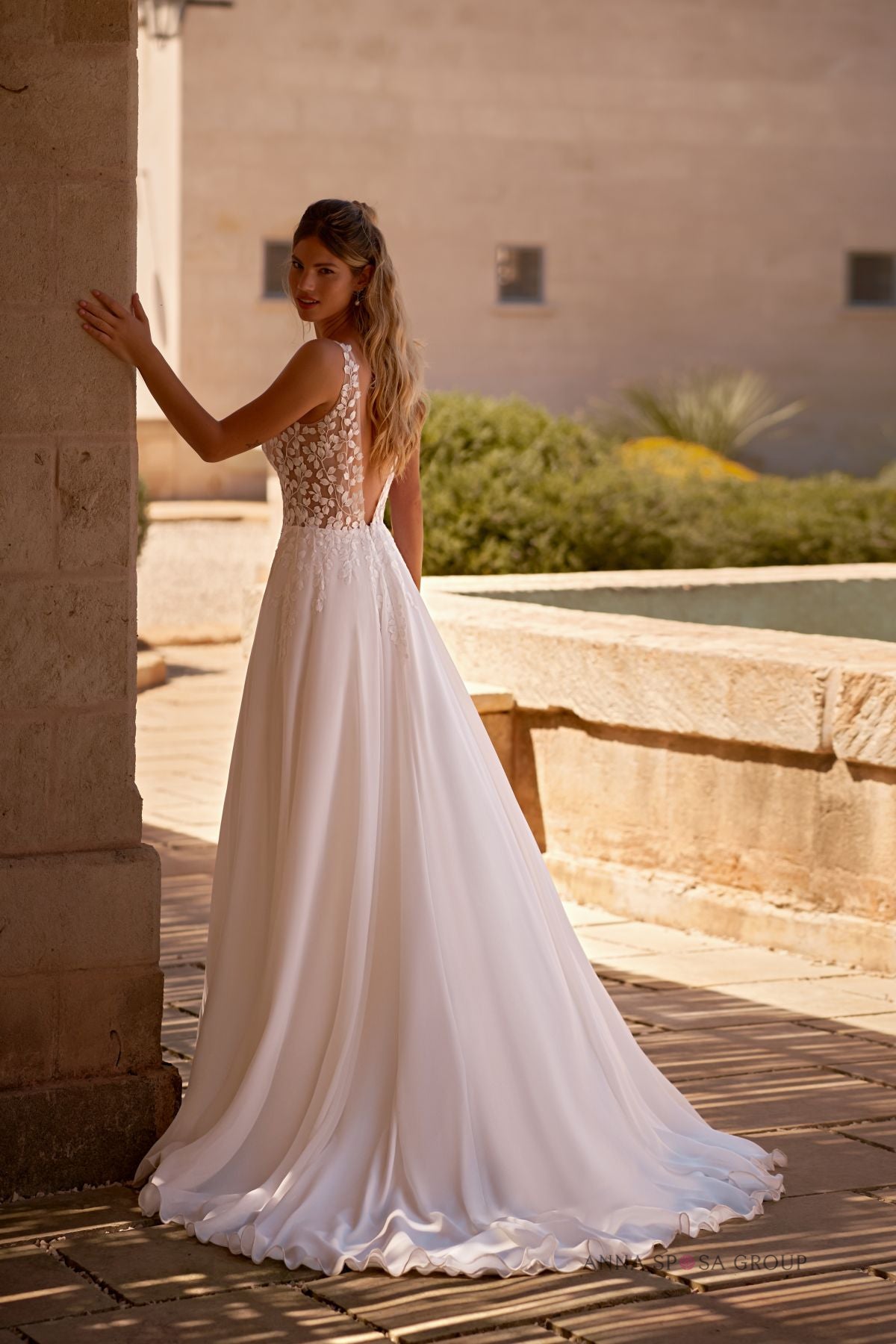 Robe de mariée Filla – Dentelle 3D, décolleté profond & jupe fluide en mousseline avec fente