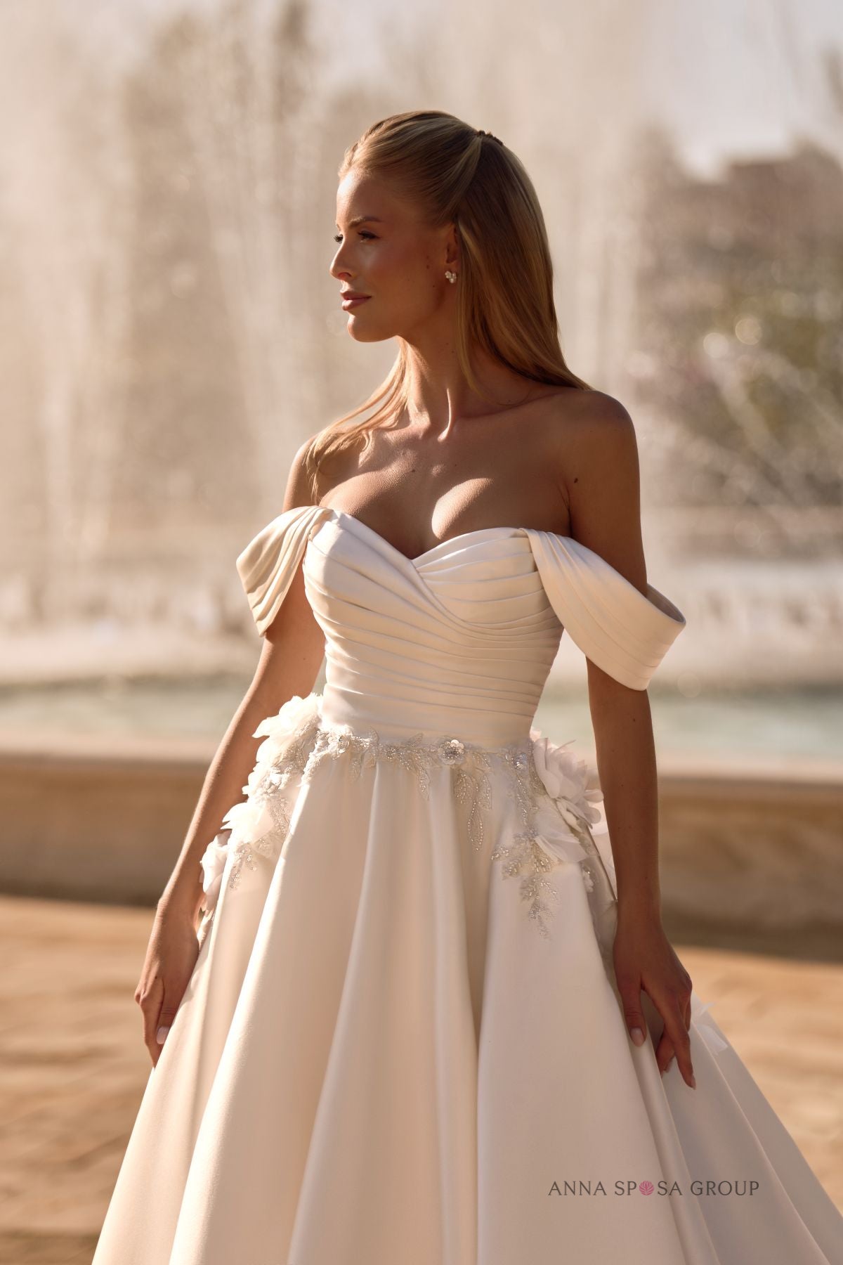 Robe de mariée Anna Sposa Fukuya – Princesse en satin avec dentelle floral a relief col bateau