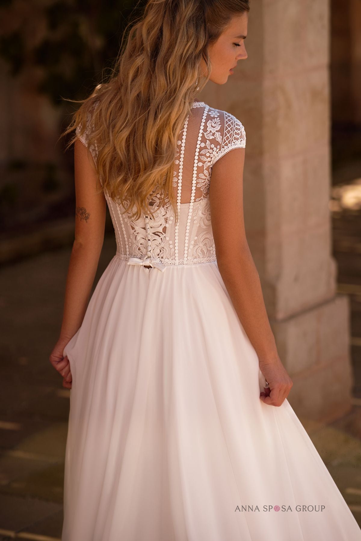 Robe de mariée Gerbera – Dentelle bohème, manches courtes & jupe fluide élégante