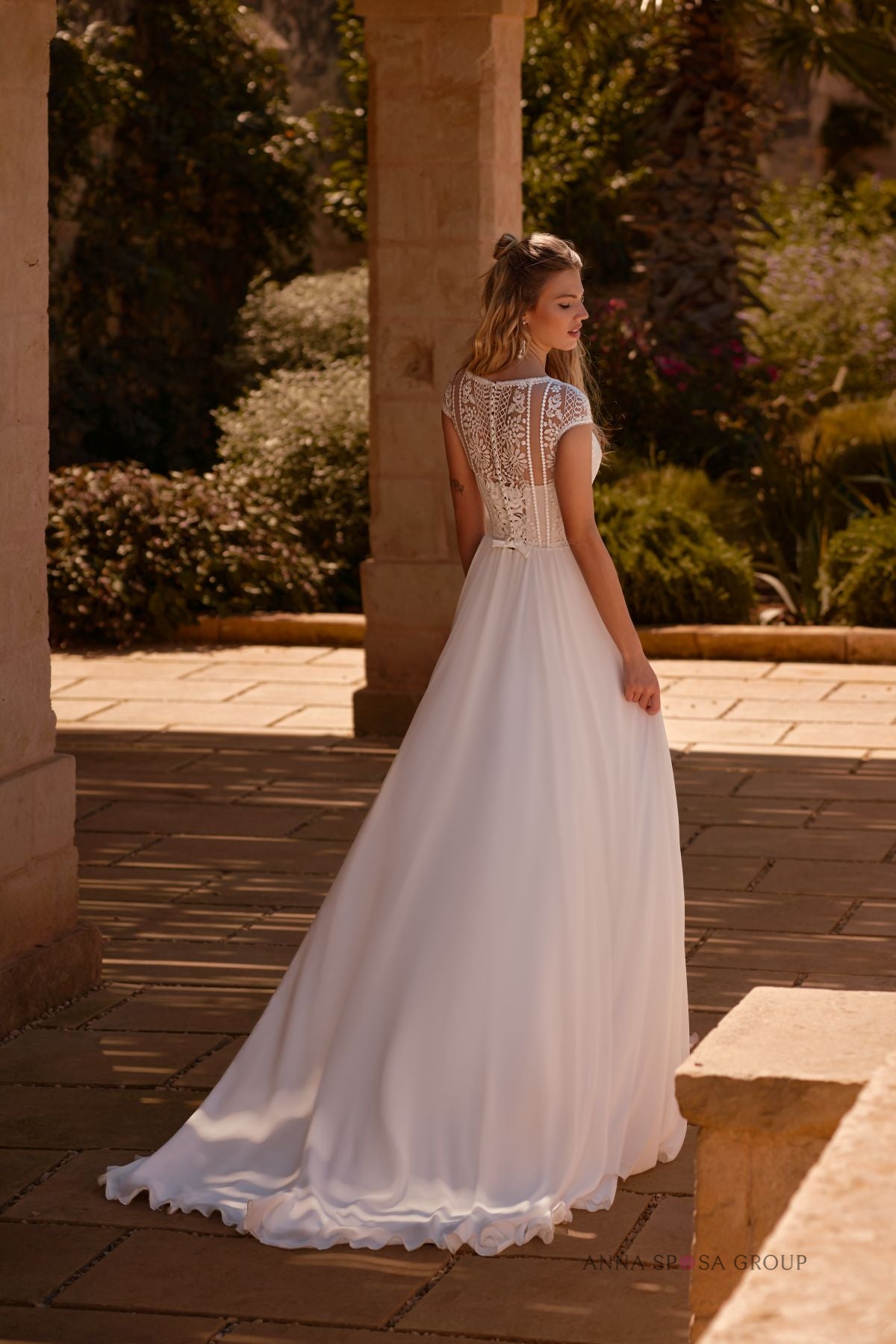 Robe de mariée Gerbera – Dentelle bohème, manches courtes & jupe fluide élégante