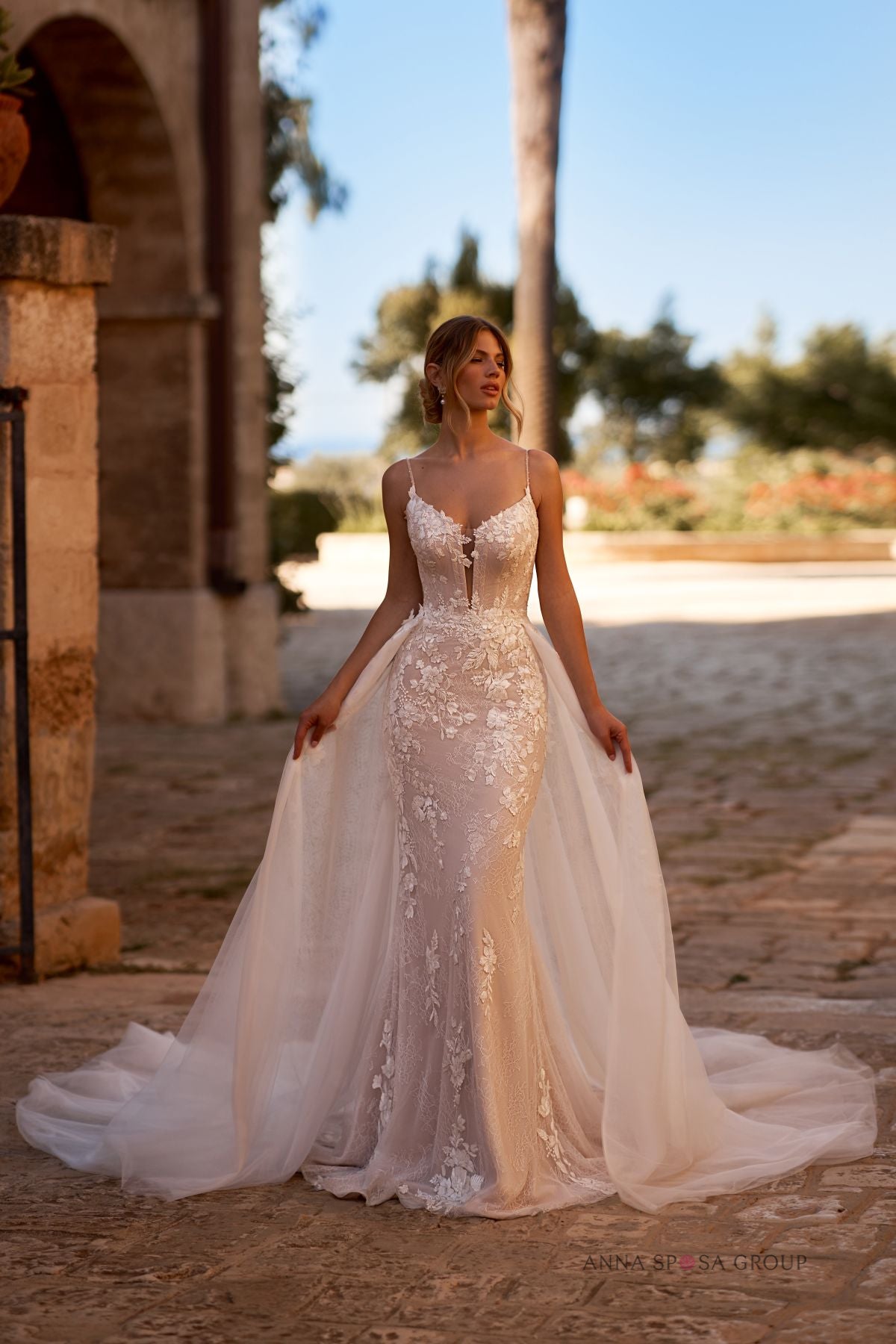 Robe de mariée Giselle – Coupe sirène nude, dentelle florale & longue traîne amovible