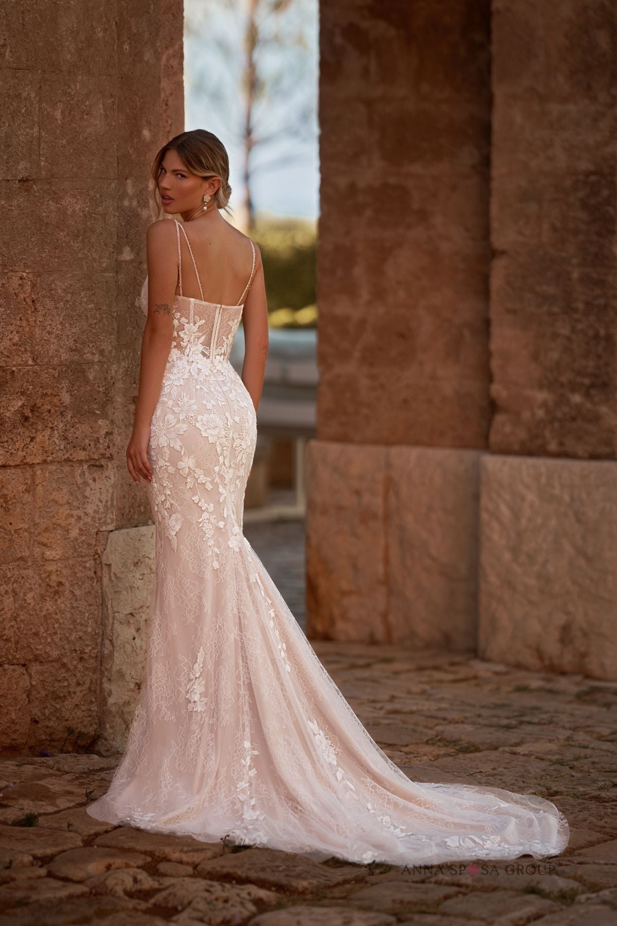 Robe de mariée Giselle – Coupe sirène nude, dentelle florale & longue traîne amovible
