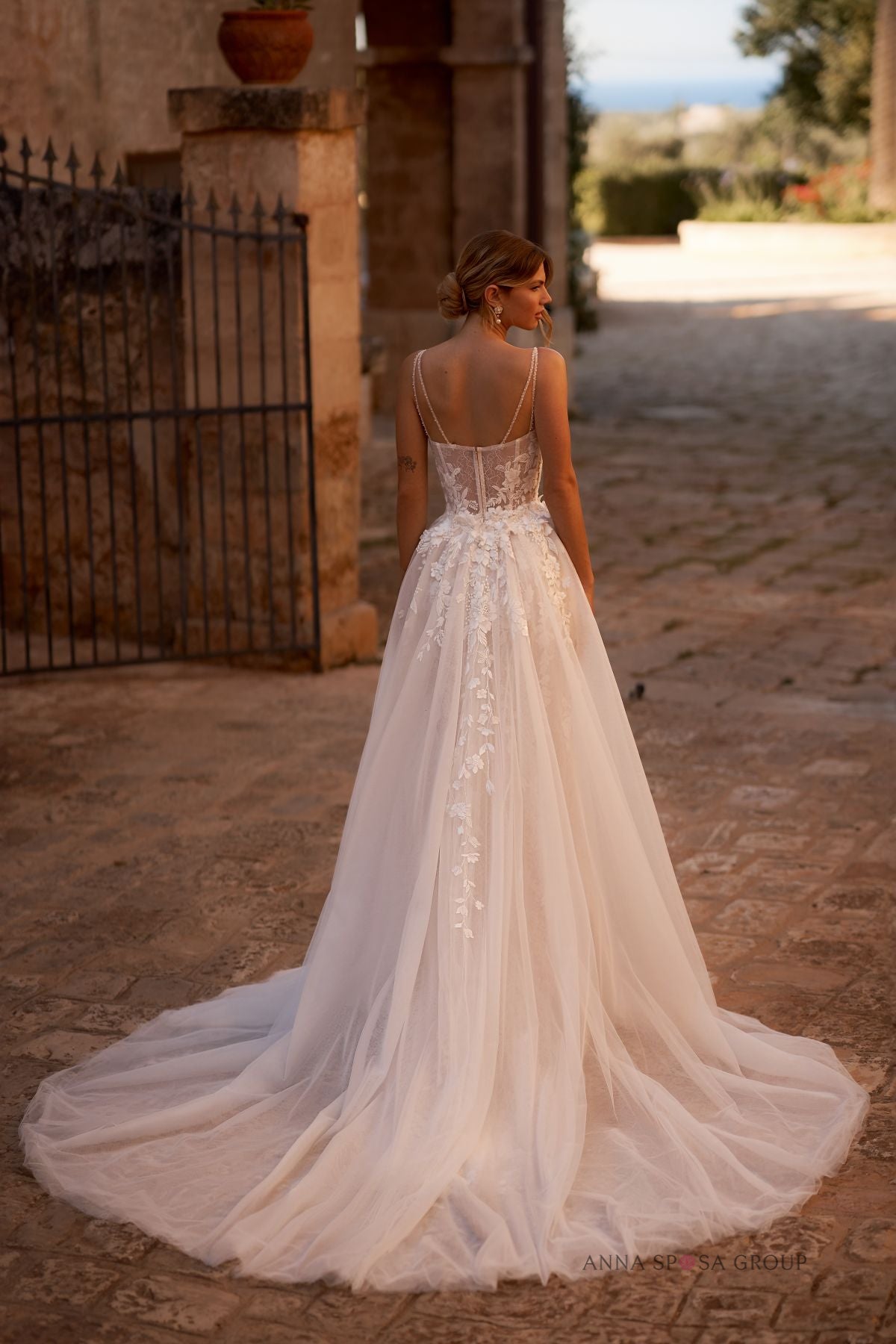 Robe de mariée Giselle – Coupe sirène nude, dentelle florale & longue traîne amovible