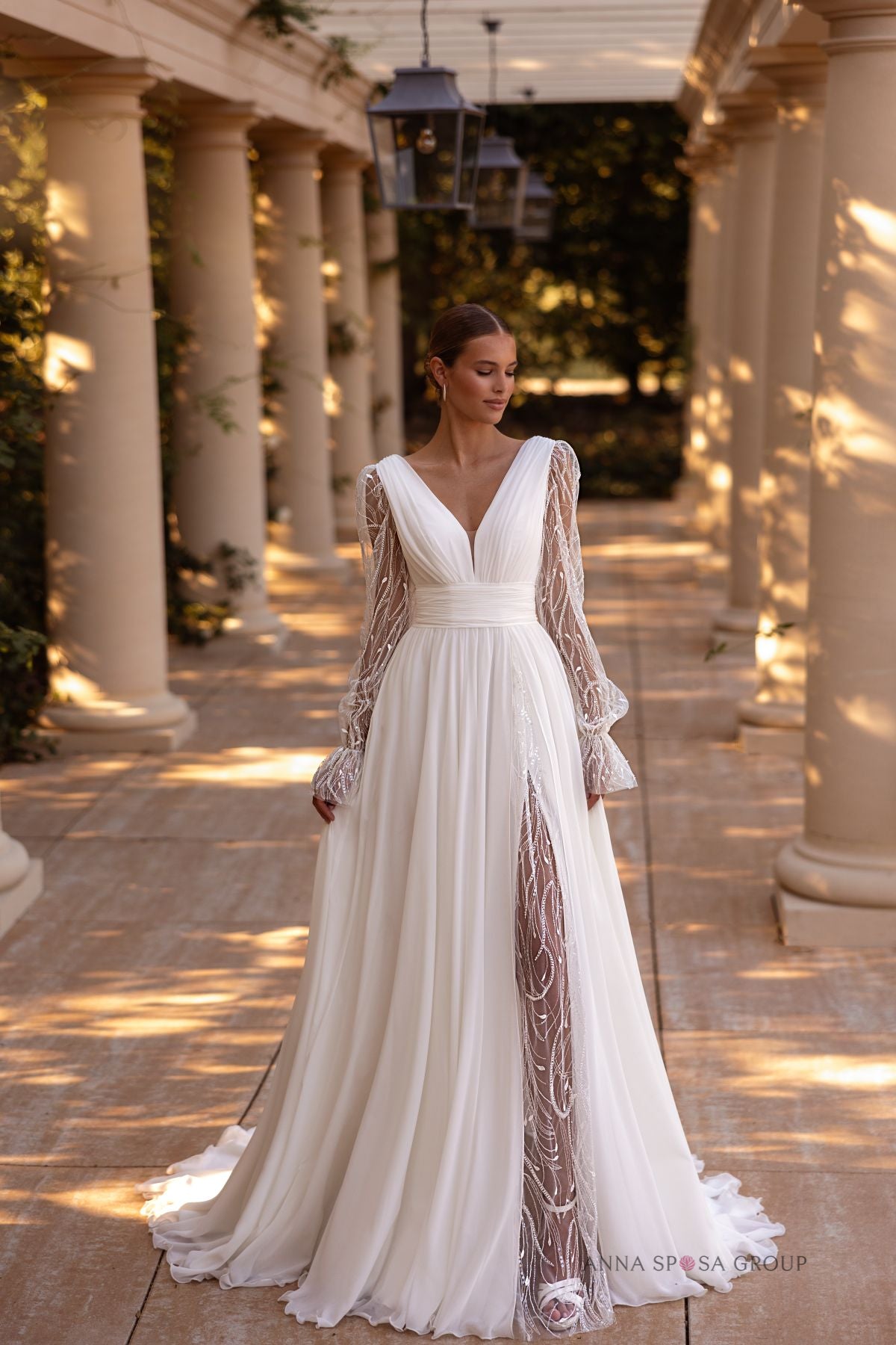 Robe de mariée Anna Sposa Gomora – Ligne A ivoire en dentelle et mousseline avec manches longues et fente élégante