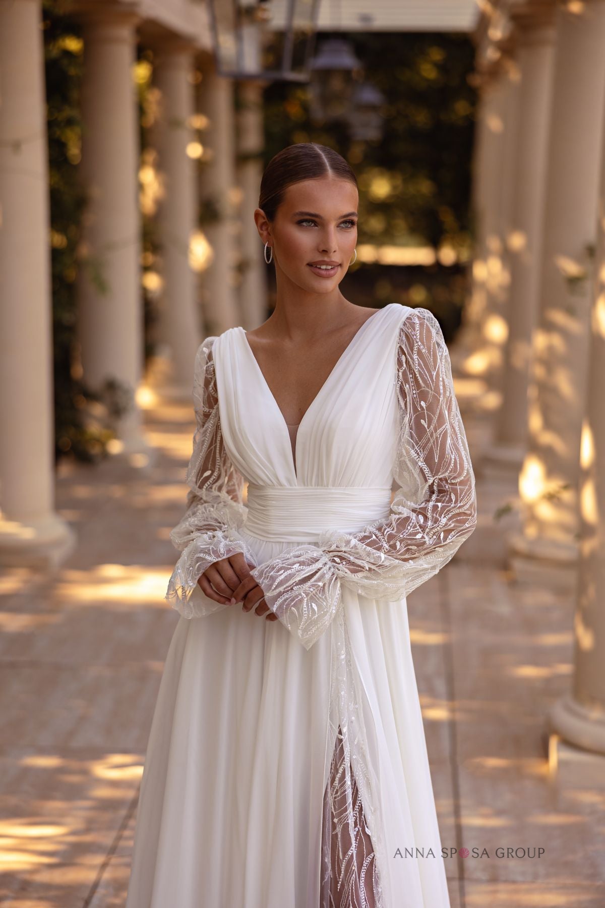Robe de mariée Anna Sposa Gomora – Ligne A ivoire en dentelle et mousseline avec manches longues et fente élégante