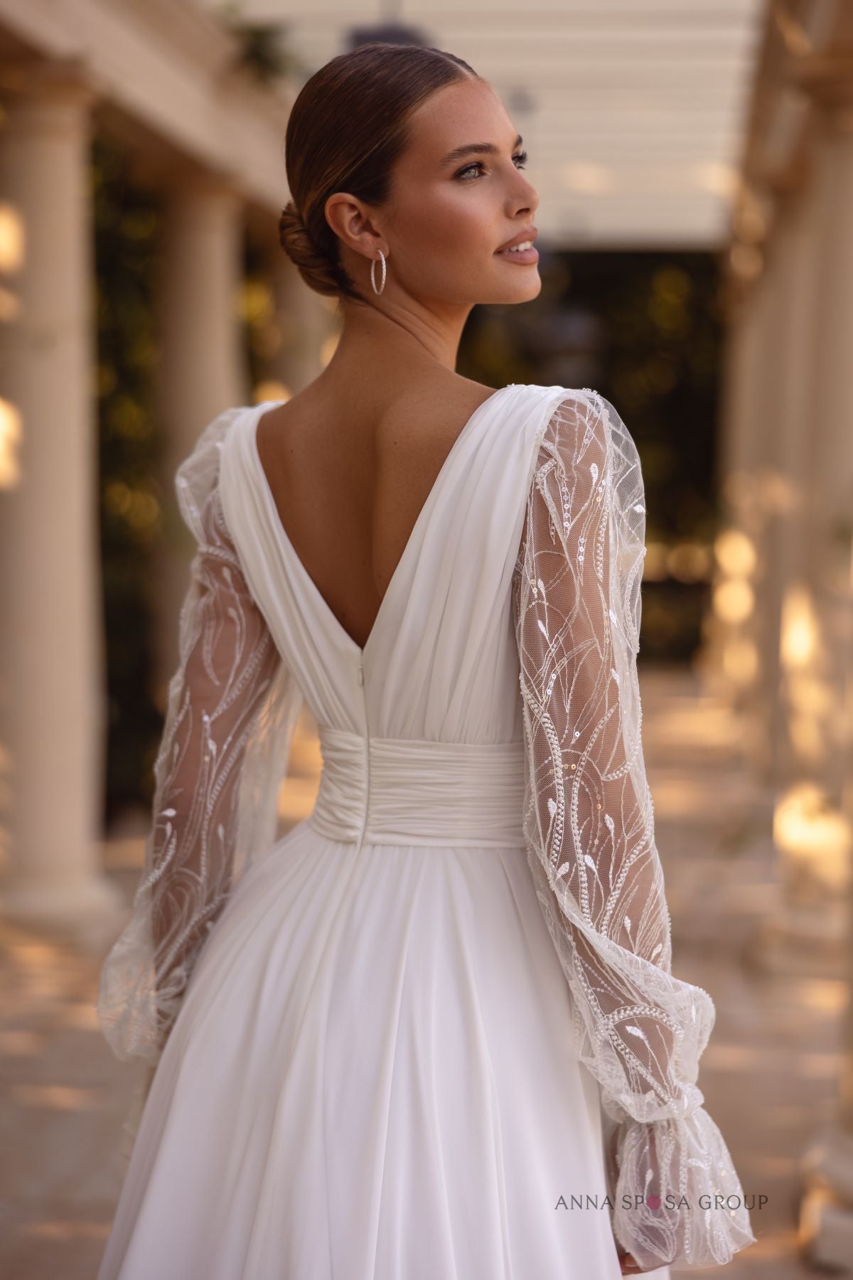 Robe de mariée Anna Sposa Gomora – Ligne A ivoire en dentelle et mousseline avec manches longues et fente élégante