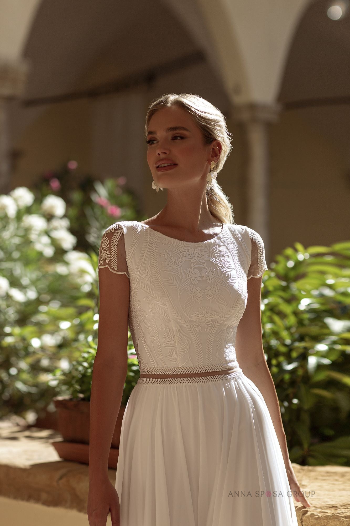 Robe de mariée La Petra Halima – Bohème en dentelle florale avec manches courtes et jupe fluide