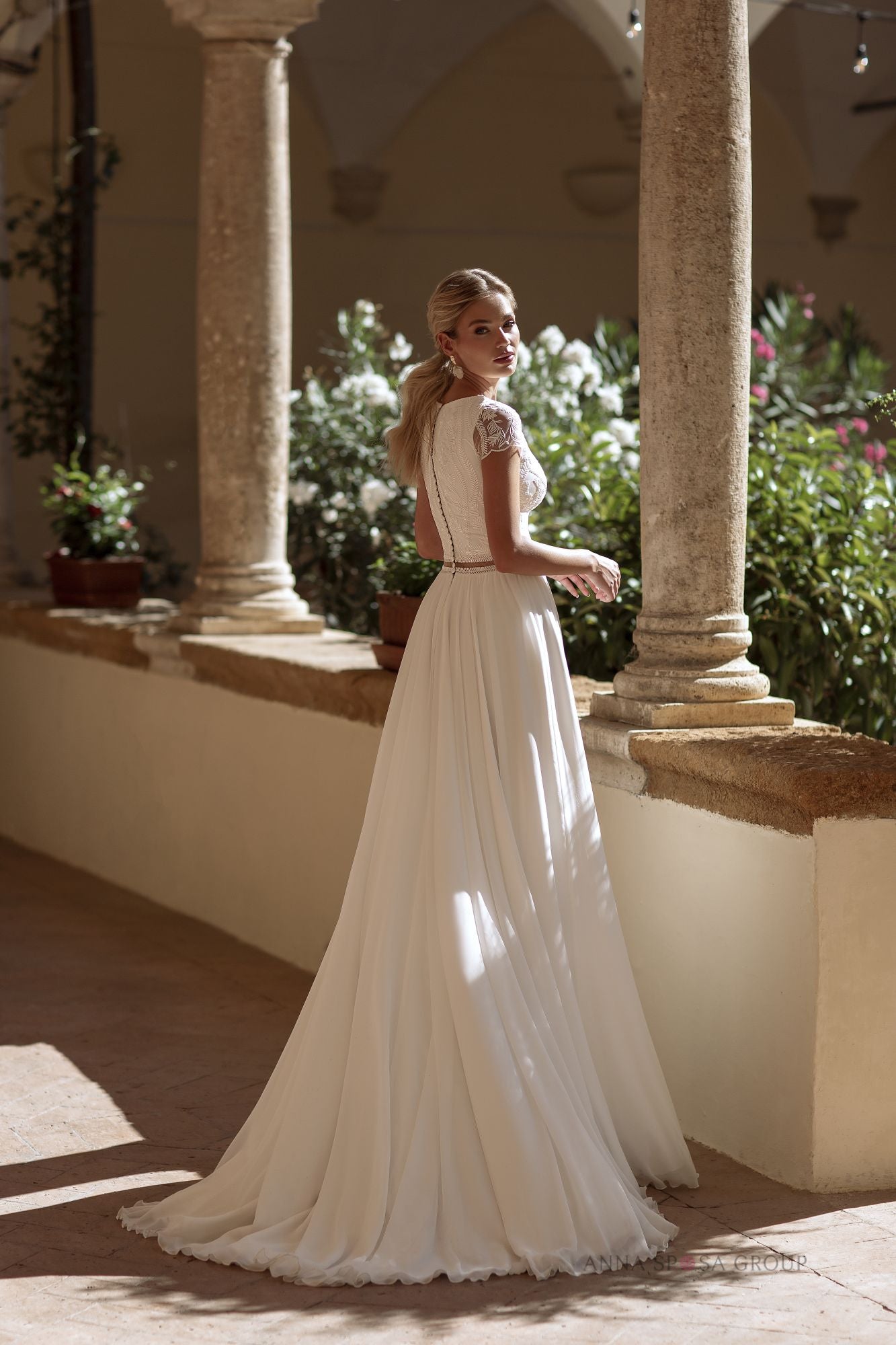 Robe de mariée La Petra Halima – Bohème en dentelle florale avec manches courtes et jupe fluide