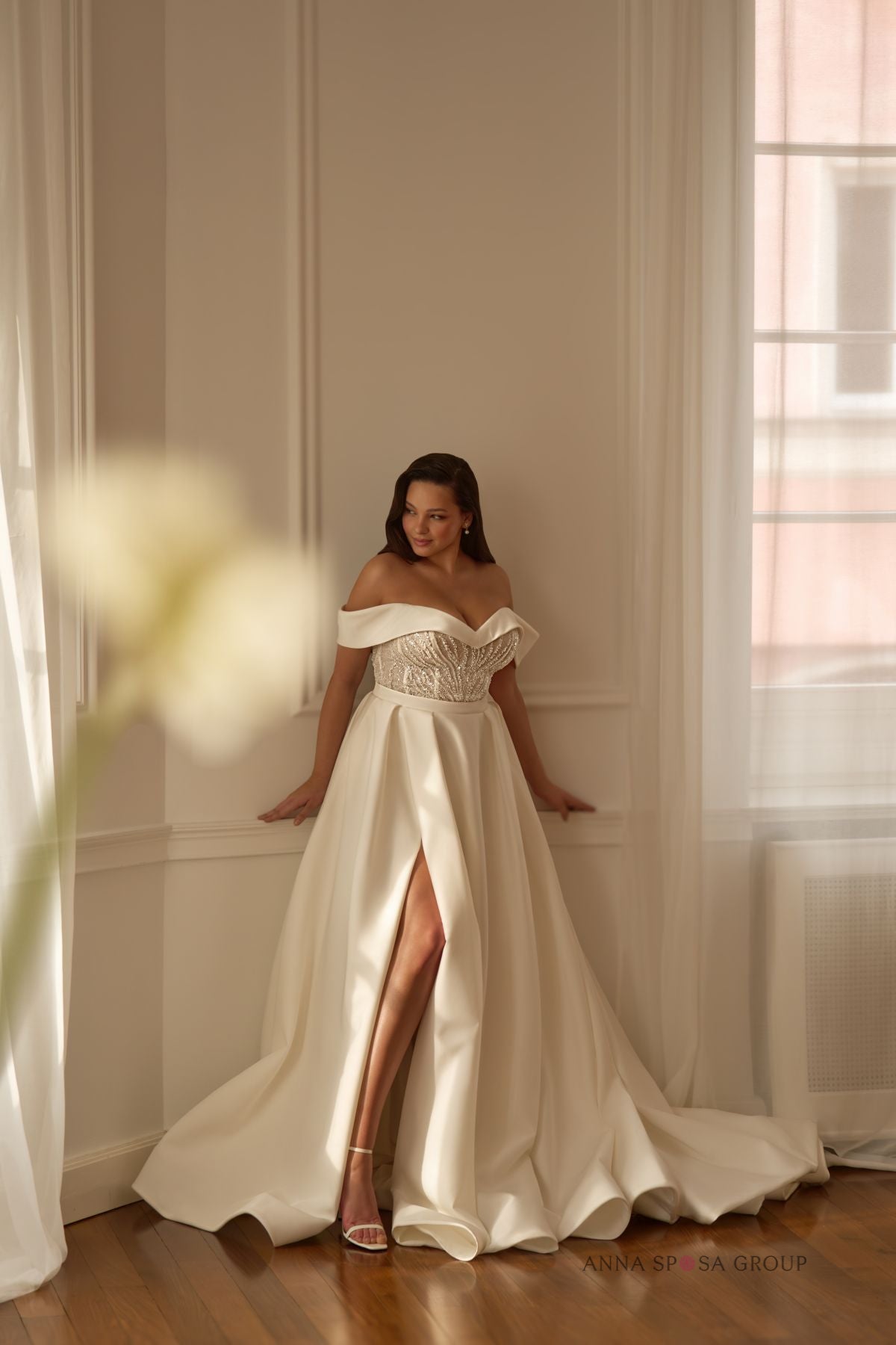 Robe de mariée Anna Sposa Hartia – Ligne A en mikado brillant, col bateau et dentelle perlée