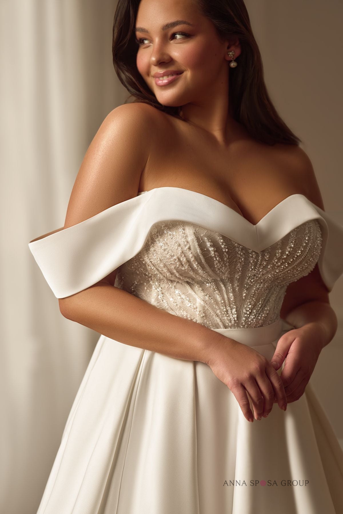 Robe de mariée Anna Sposa Hartia – Ligne A en mikado brillant, col bateau et dentelle perlée