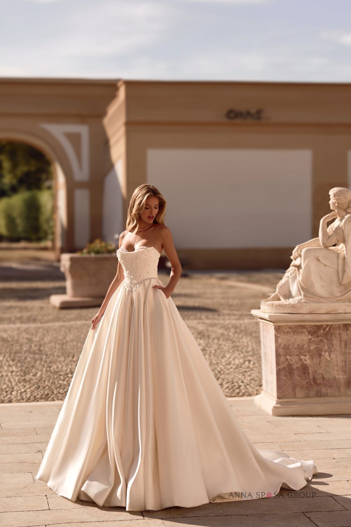 Robe de mariée Anna Sposa Hvoya – Volumineuse corset en pointe satin brillant perles