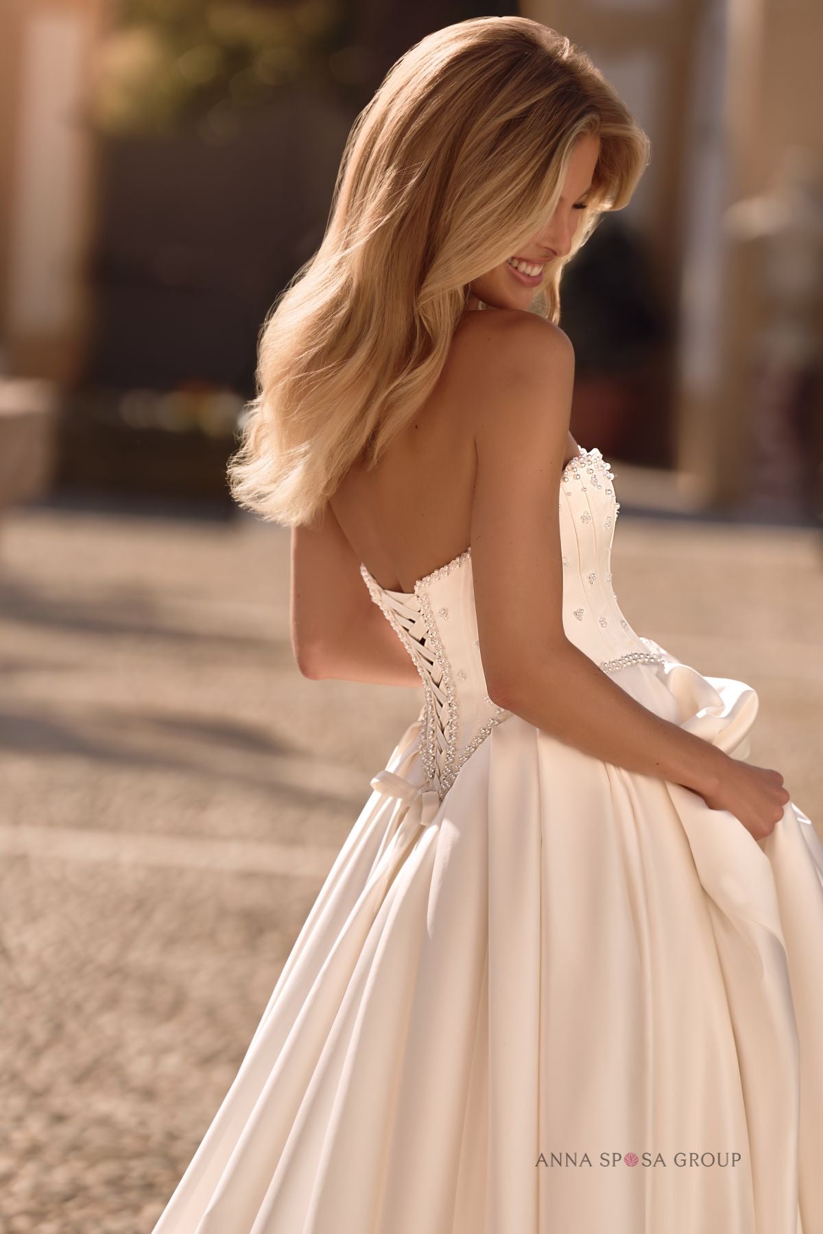 Robe de mariée Anna Sposa Hvoya – Volumineuse corset en pointe satin brillant perles
