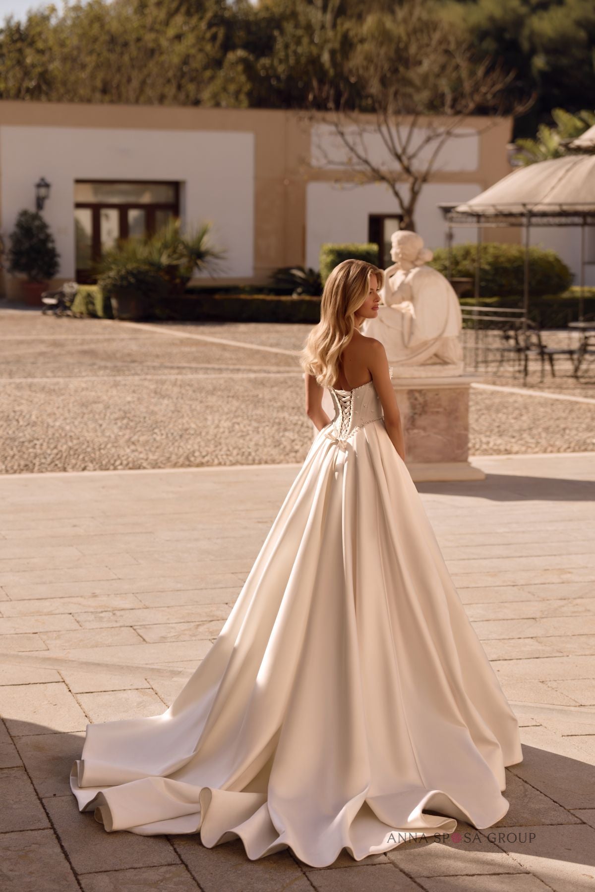 Robe de mariée Anna Sposa Hvoya – Volumineuse corset en pointe satin brillant perles