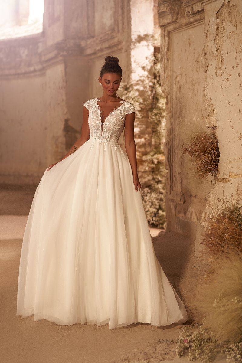 obe de mariée Icaria – Silhouette fluide romantique à manches courtes en dentelle