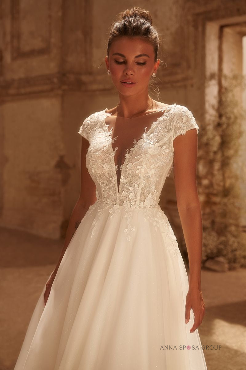 obe de mariée Icaria – Silhouette fluide romantique à manches courtes en dentelle