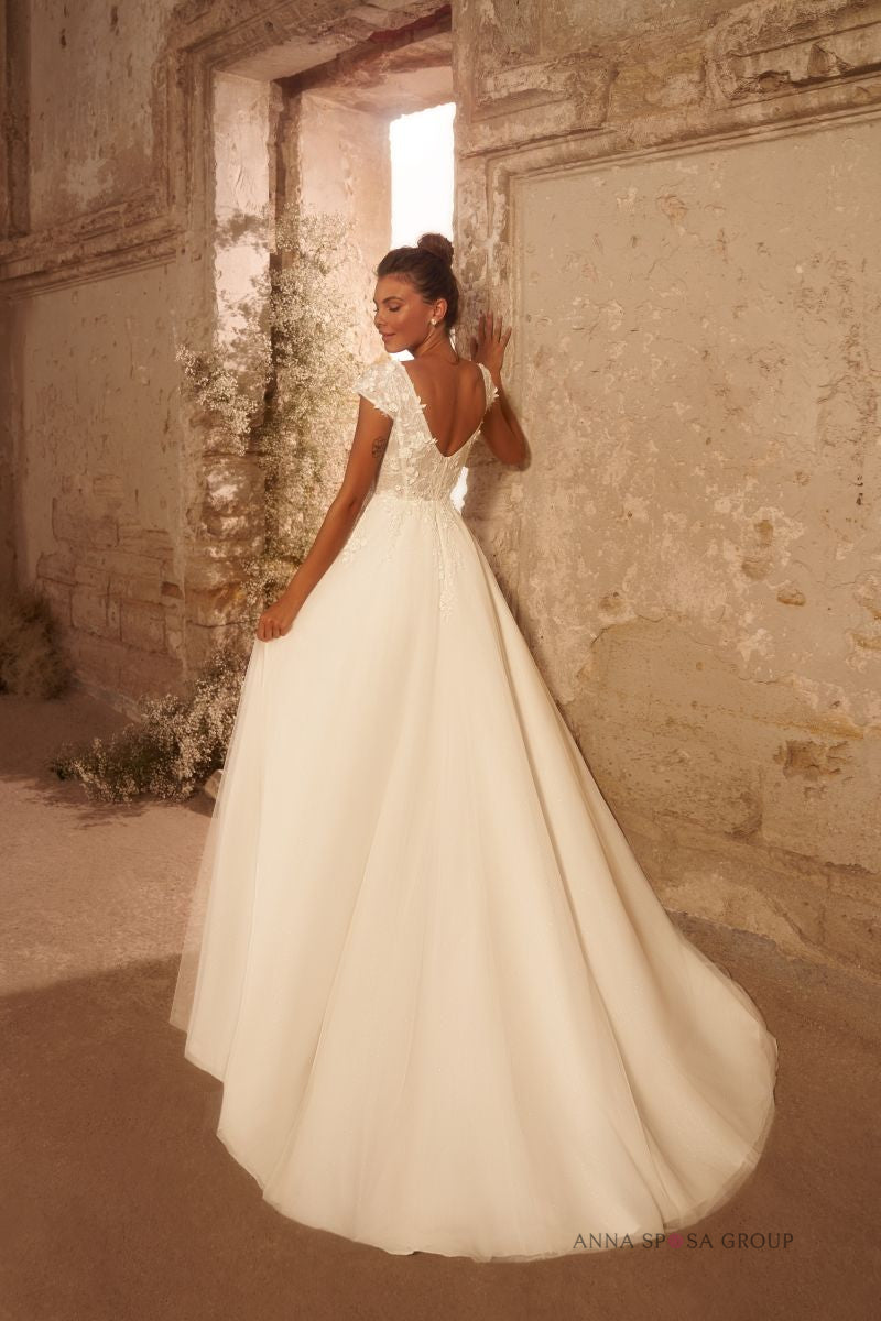 obe de mariée Icaria – Silhouette fluide romantique à manches courtes en dentelle