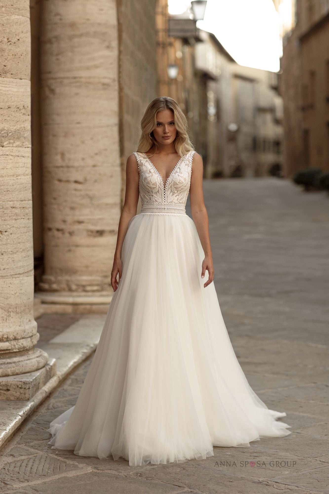 Robe de mariée La Petra Ister – Ligne A en dentelle avec décolleté profond et traîne fluide