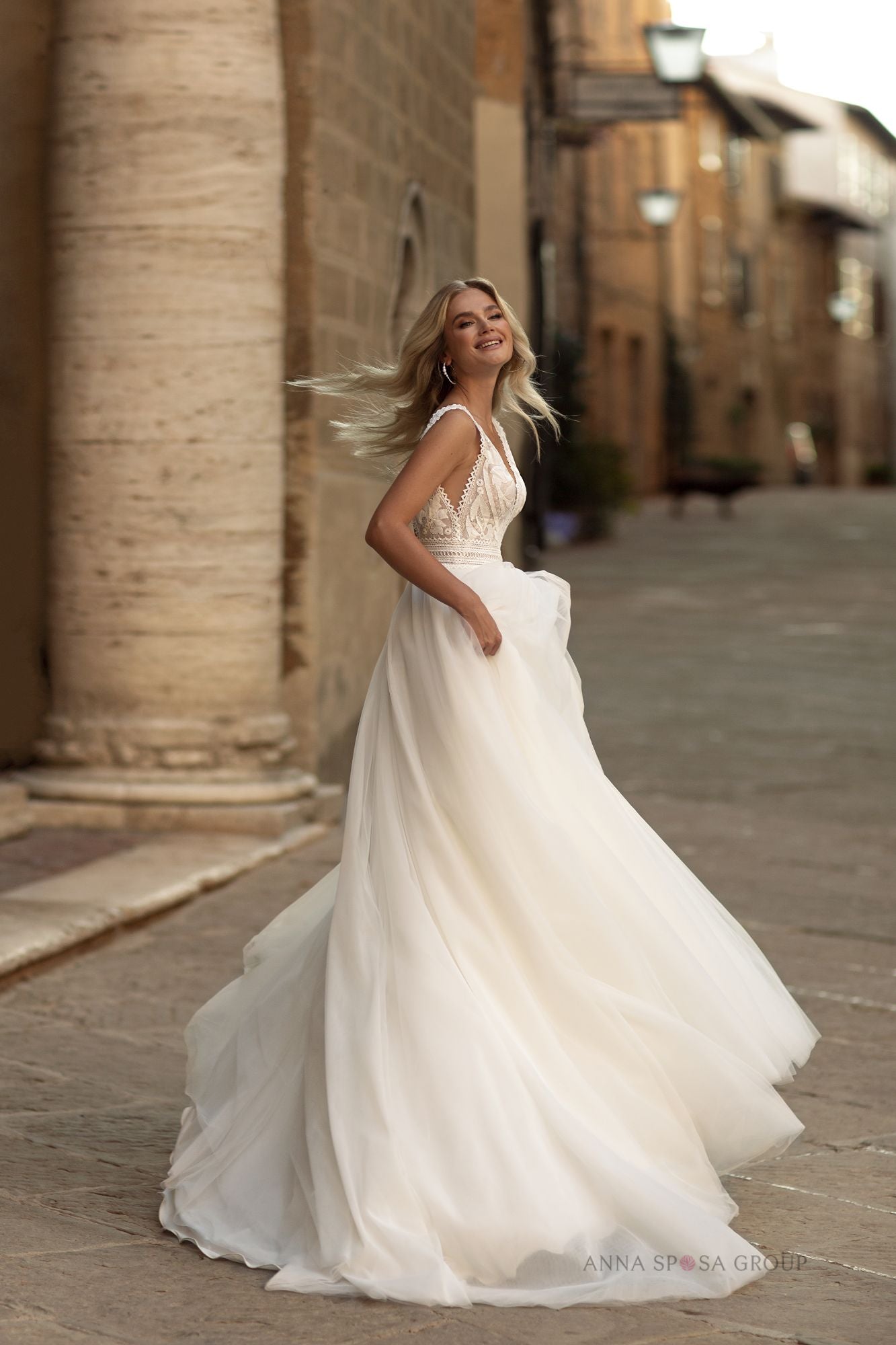 Robe de mariée La Petra Ister – Ligne A en dentelle avec décolleté profond et traîne fluide