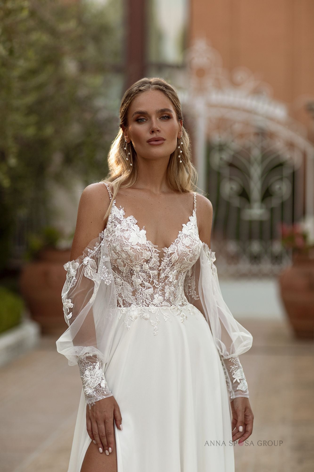 Robe de mariée La Petra Itidal – Ligne A ivoire en dentelle florale avec manches amovibles et fente élégante