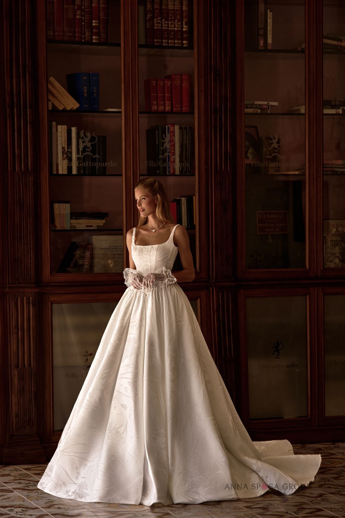 Robe de mariée Anna Sposa Ivanna – Volumineuse en jacquard ivoire avec décolleté carré gants