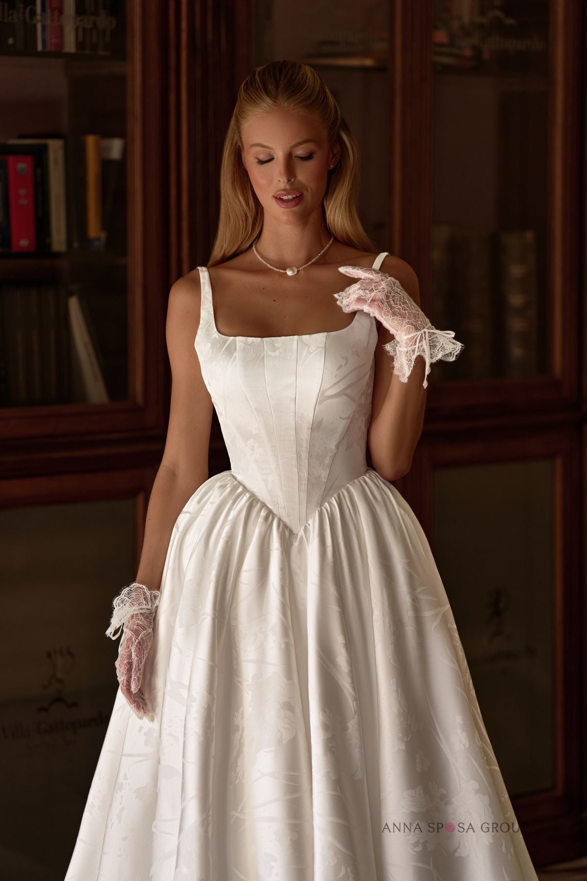 Robe de mariée Anna Sposa Ivanna – Volumineuse en jacquard ivoire avec décolleté carré gants