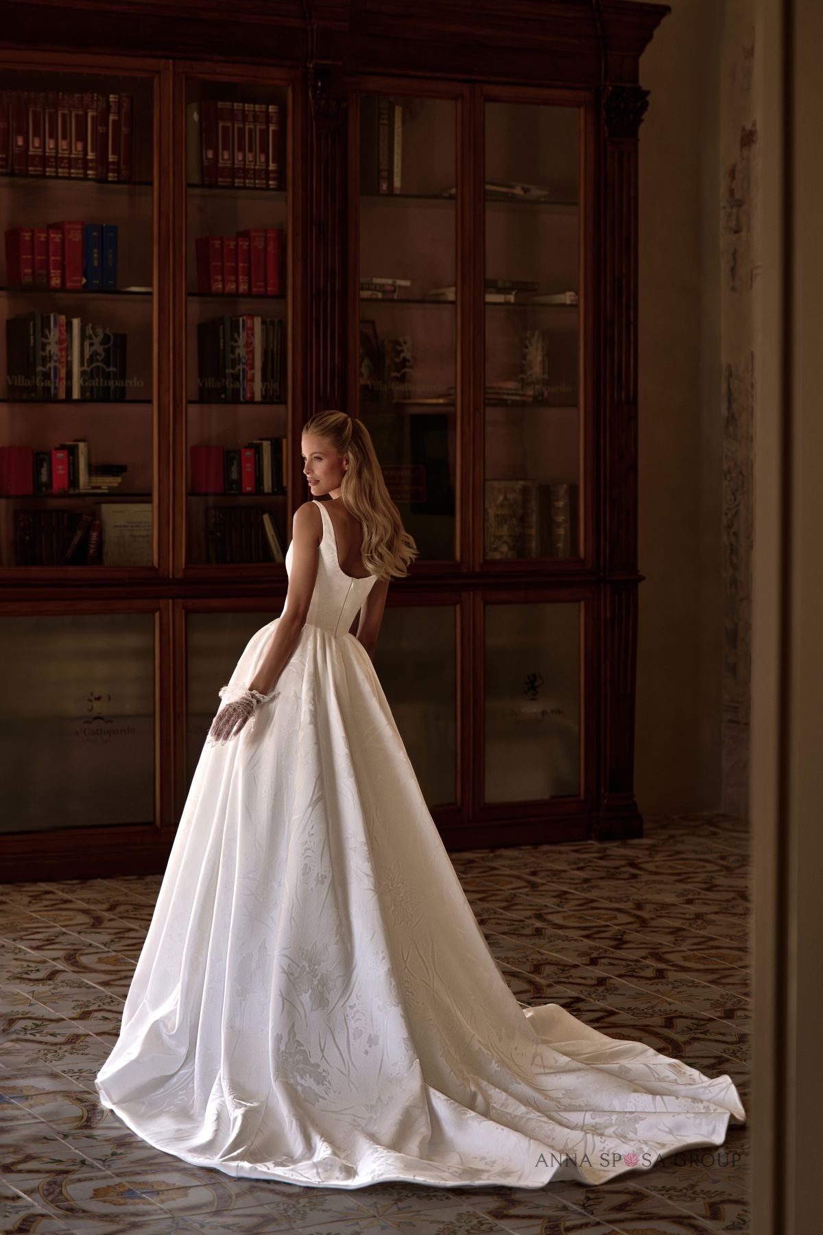 Robe de mariée Anna Sposa Ivanna – Volumineuse en jacquard ivoire avec décolleté carré gants