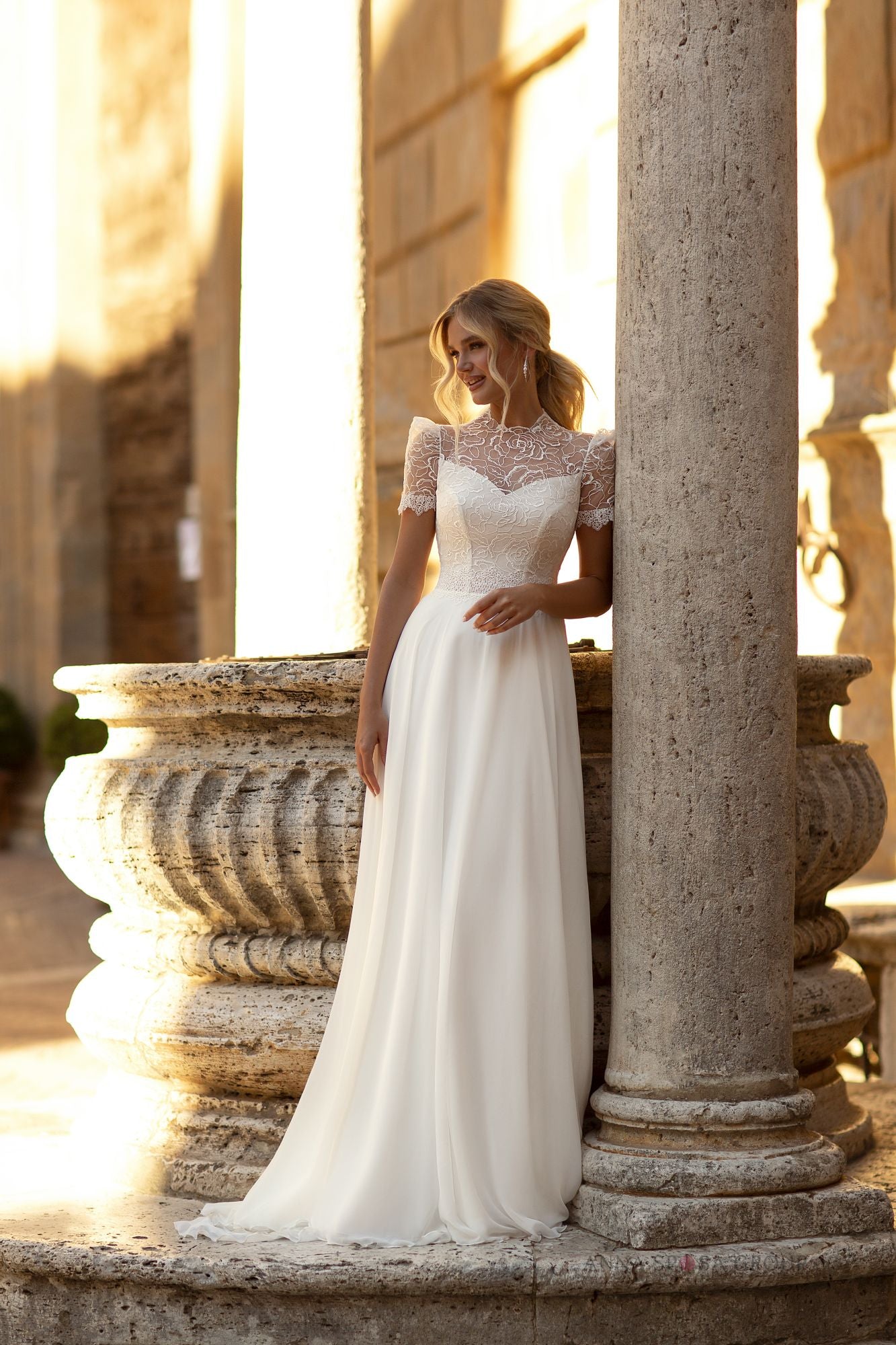 Robe de mariée La Petra Jesussa – Ligne A ivoire en dentelle florale avec manches courtes et jupe fluide