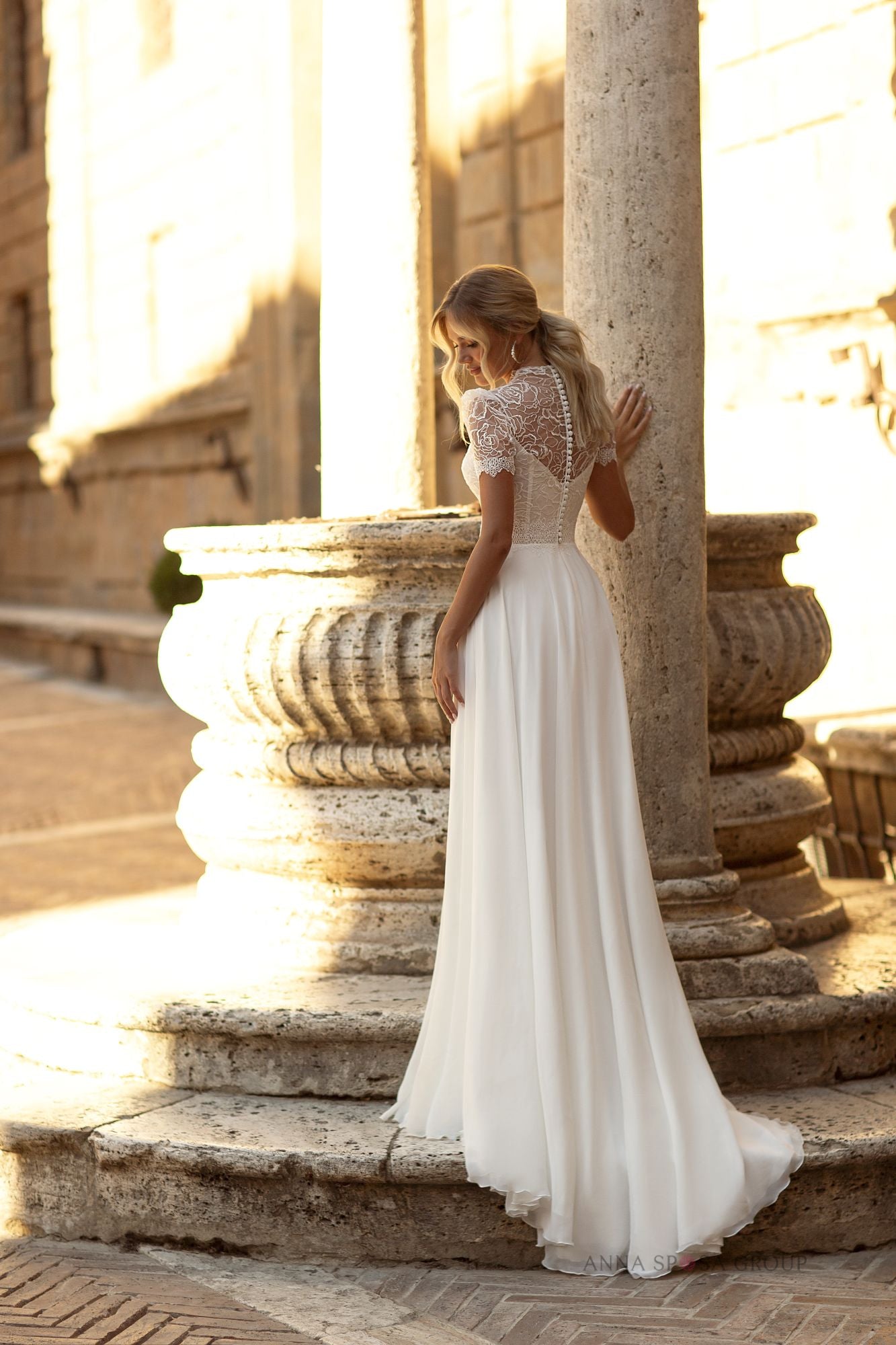 Robe de mariée La Petra Jesussa – Ligne A ivoire en dentelle florale avec manches courtes et jupe fluide