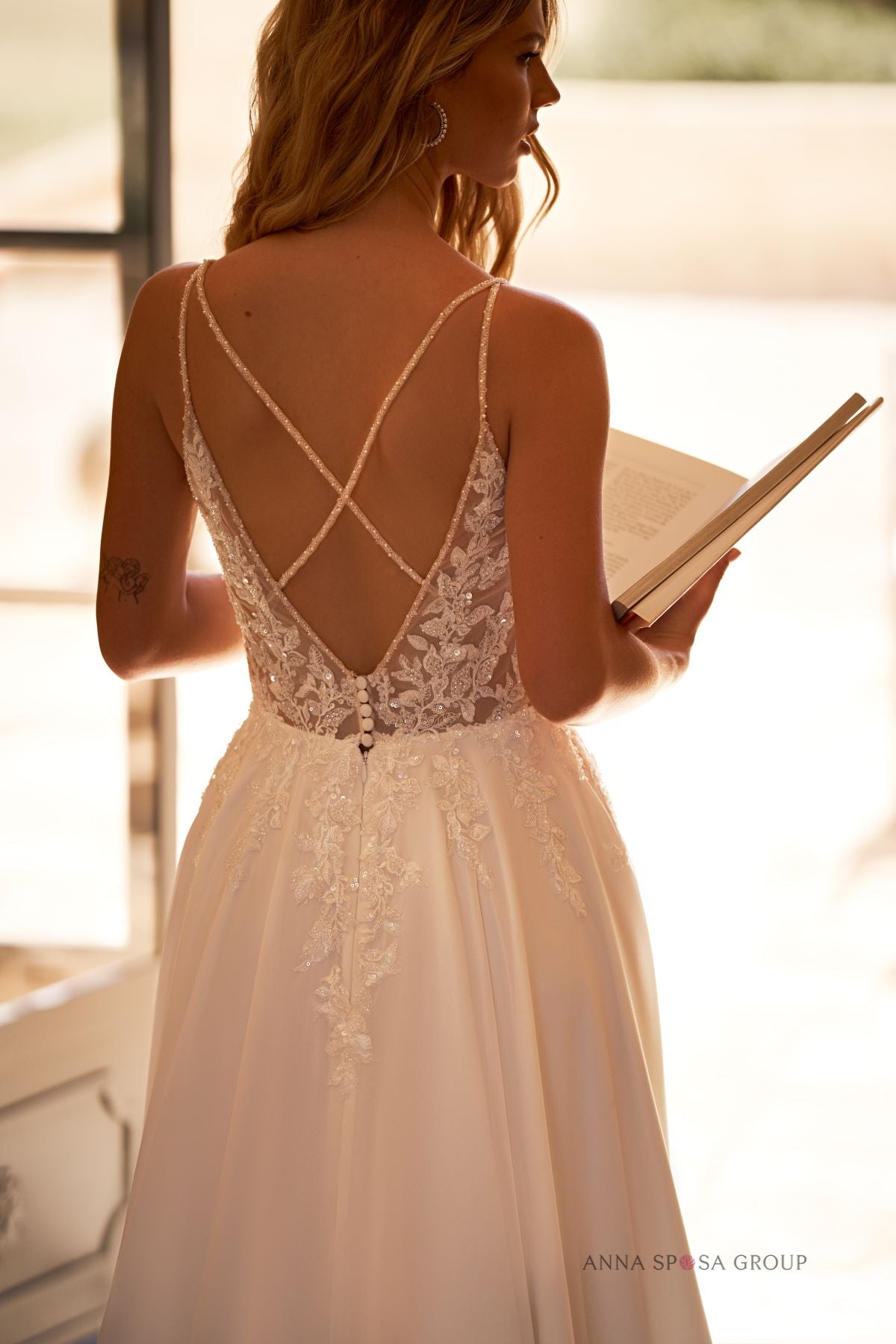 Robe de mariée Jude – Décolleté profond, dentelle florale & jupe fendue aérienne