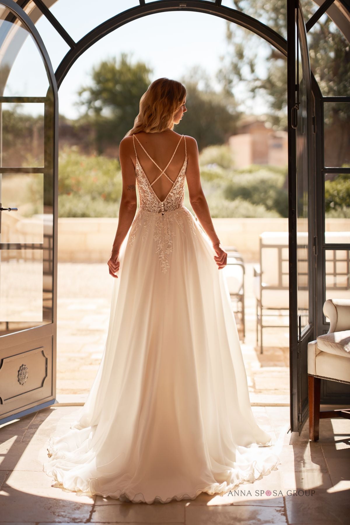 Robe de mariée Jude – Décolleté profond, dentelle florale & jupe fendue aérienne