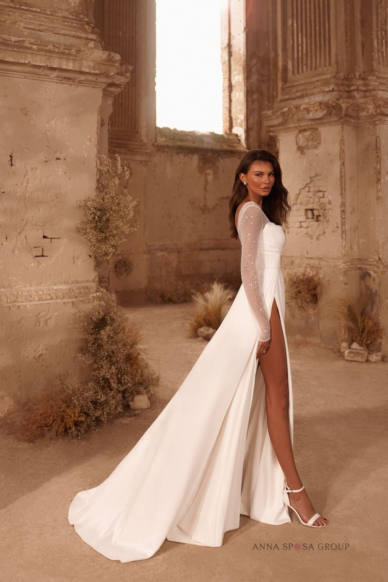 Robe de mariée Klaudia – Élégance minimaliste à manches longues