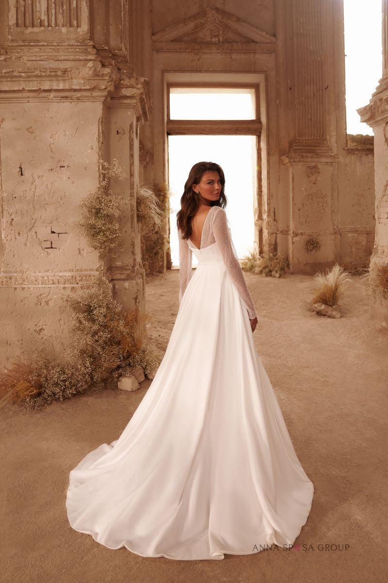 Robe de mariée Klaudia – Élégance minimaliste à manches longues