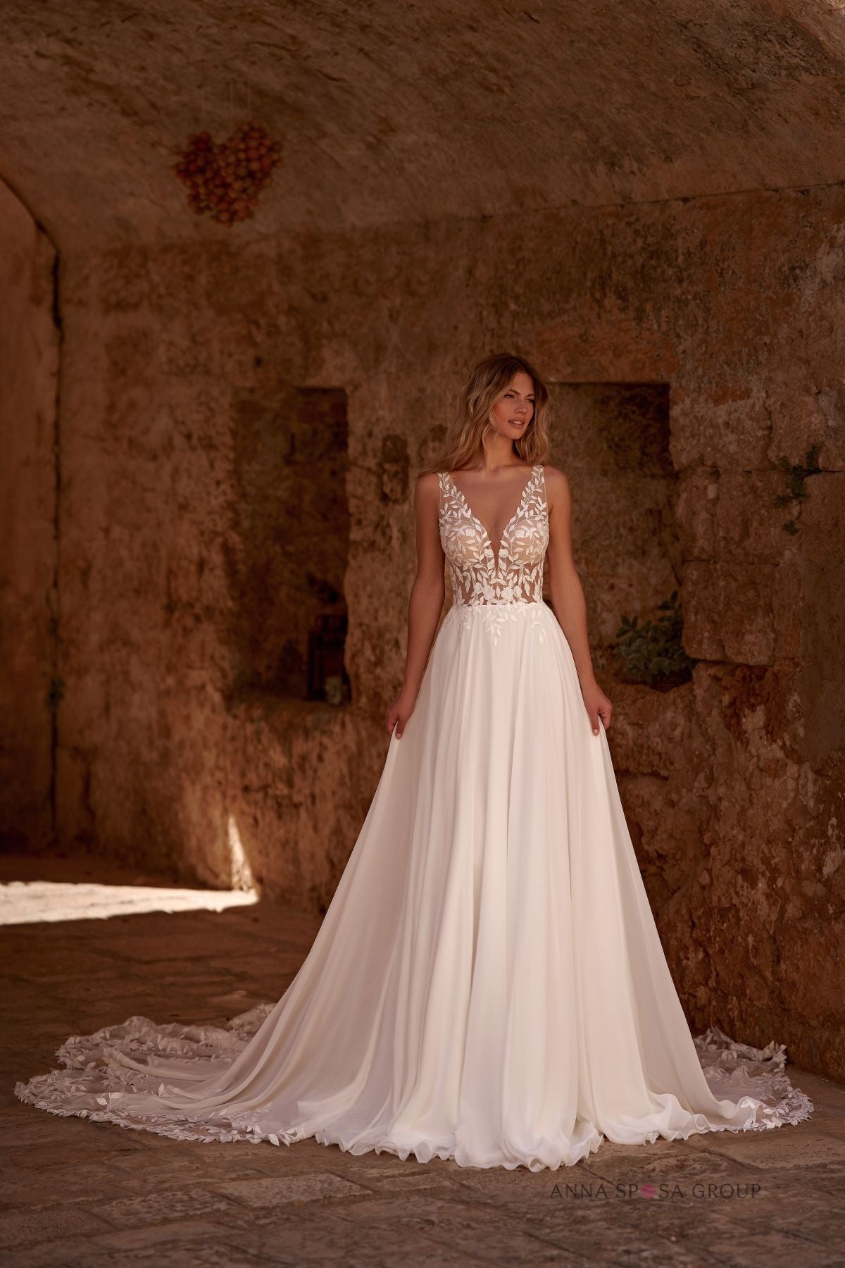 Robe de mariée Klentia – Mousseline avec dentelle florale, décolleté en V & longue traîne