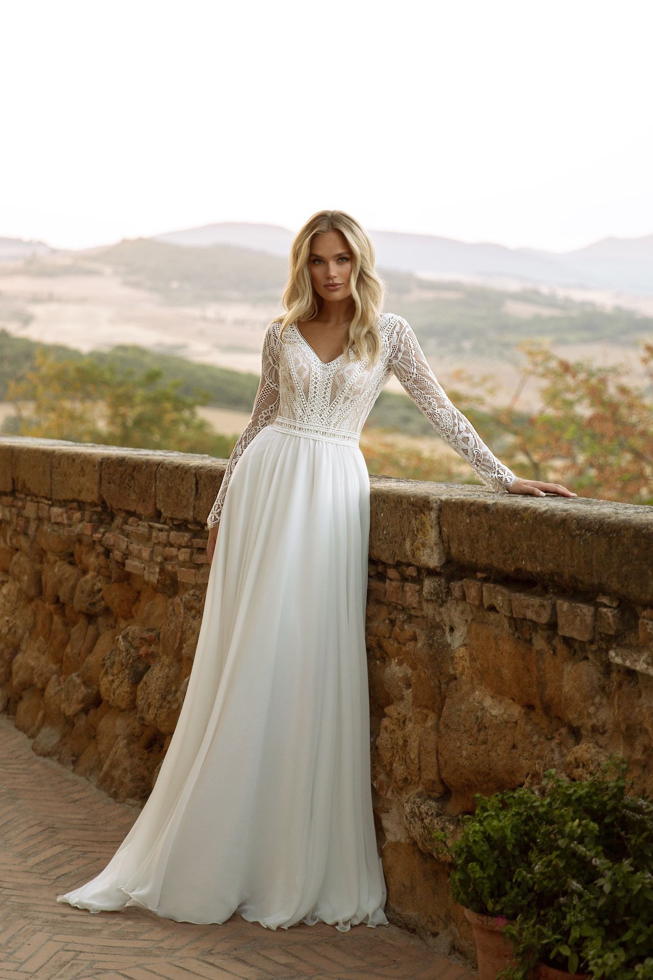 Robe de mariée La Petra Kohab – Ligne A ivoire en dentelle bohème avec manches longues et dos nu