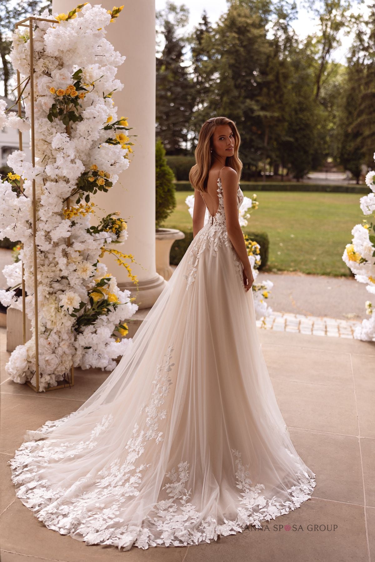 Robe de mariée Anna Sposa Kushni – Ligne A nude en dentelle et tulle avec décolleté profond