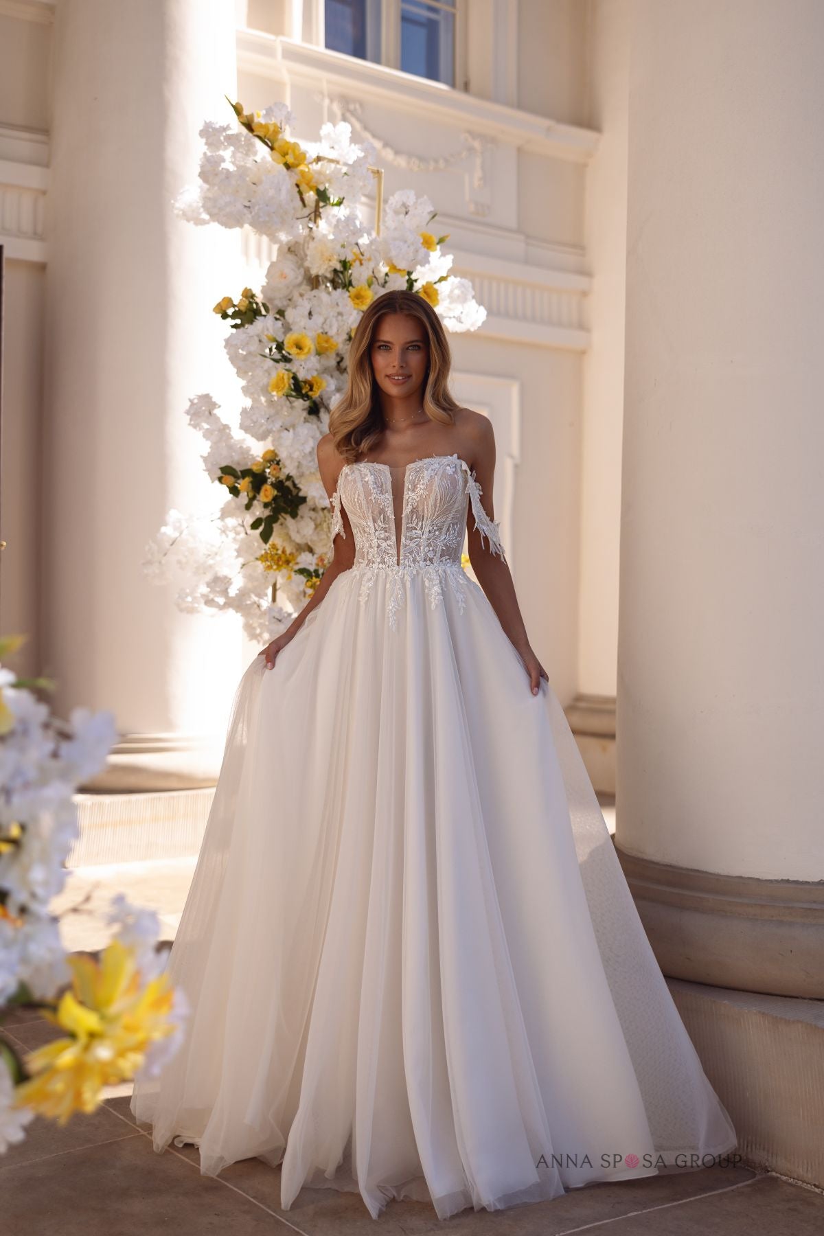 Robe de mariée Anna Sposa Layda – Ligne A ivoire en dentelle avec bretelles tombantes