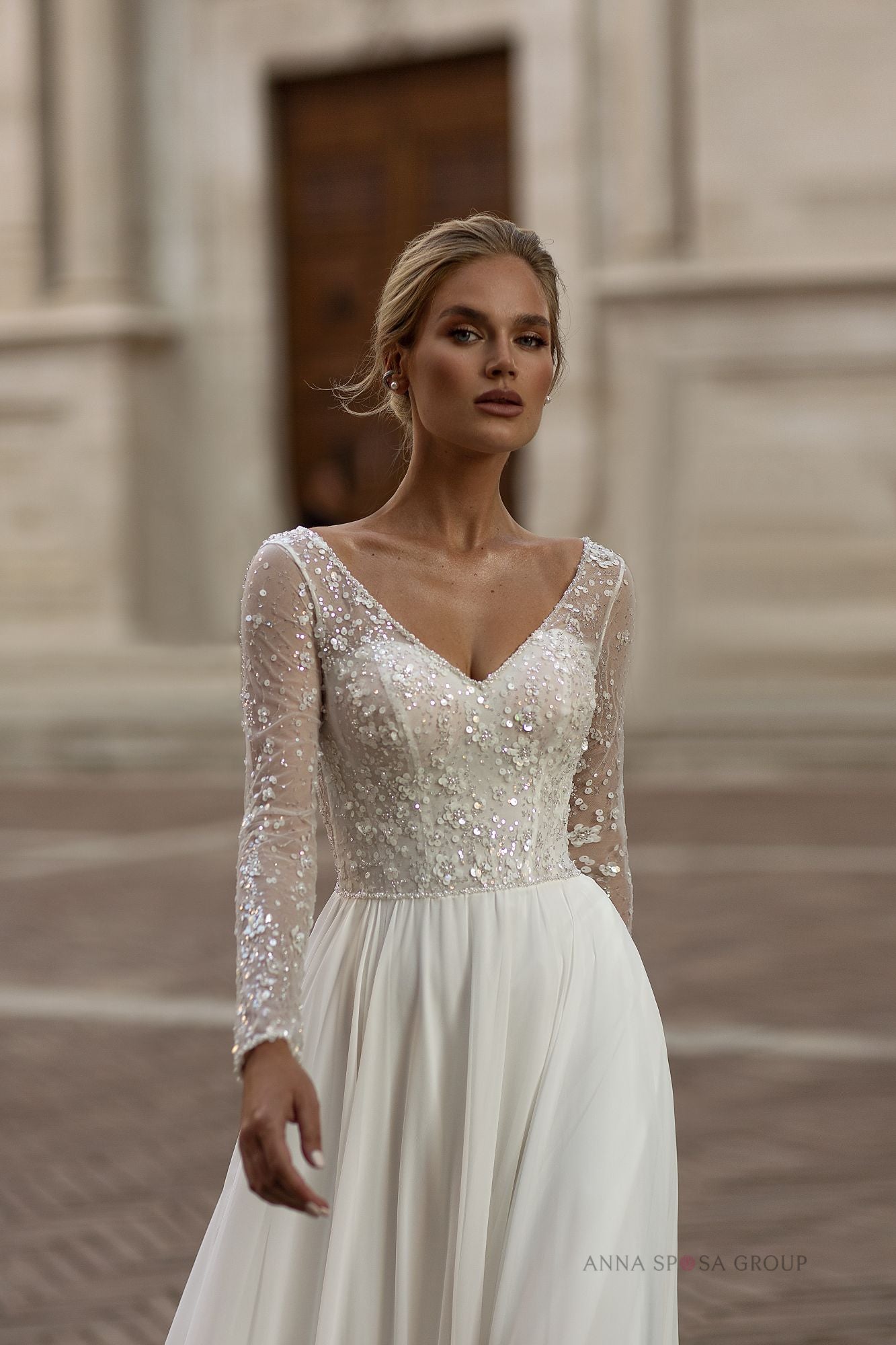 Robe de mariée La Petra Lioda – Ligne A mousseline ivoire en dentelle perlée avec manches longues