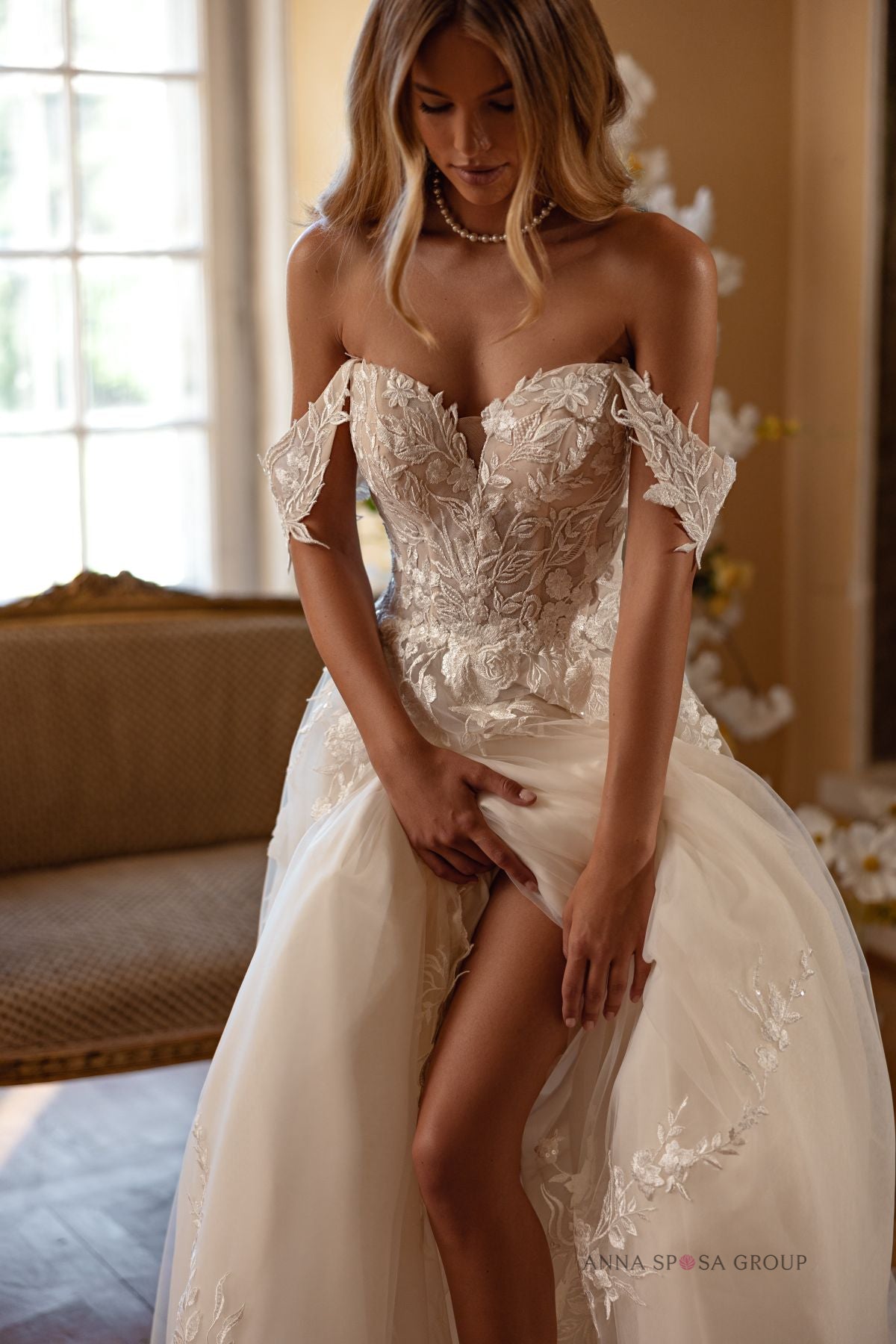 Robe de mariée Anna Sposa Luv – Volumineuse en dentelle ivoire avec bretelles tombantes amovibles