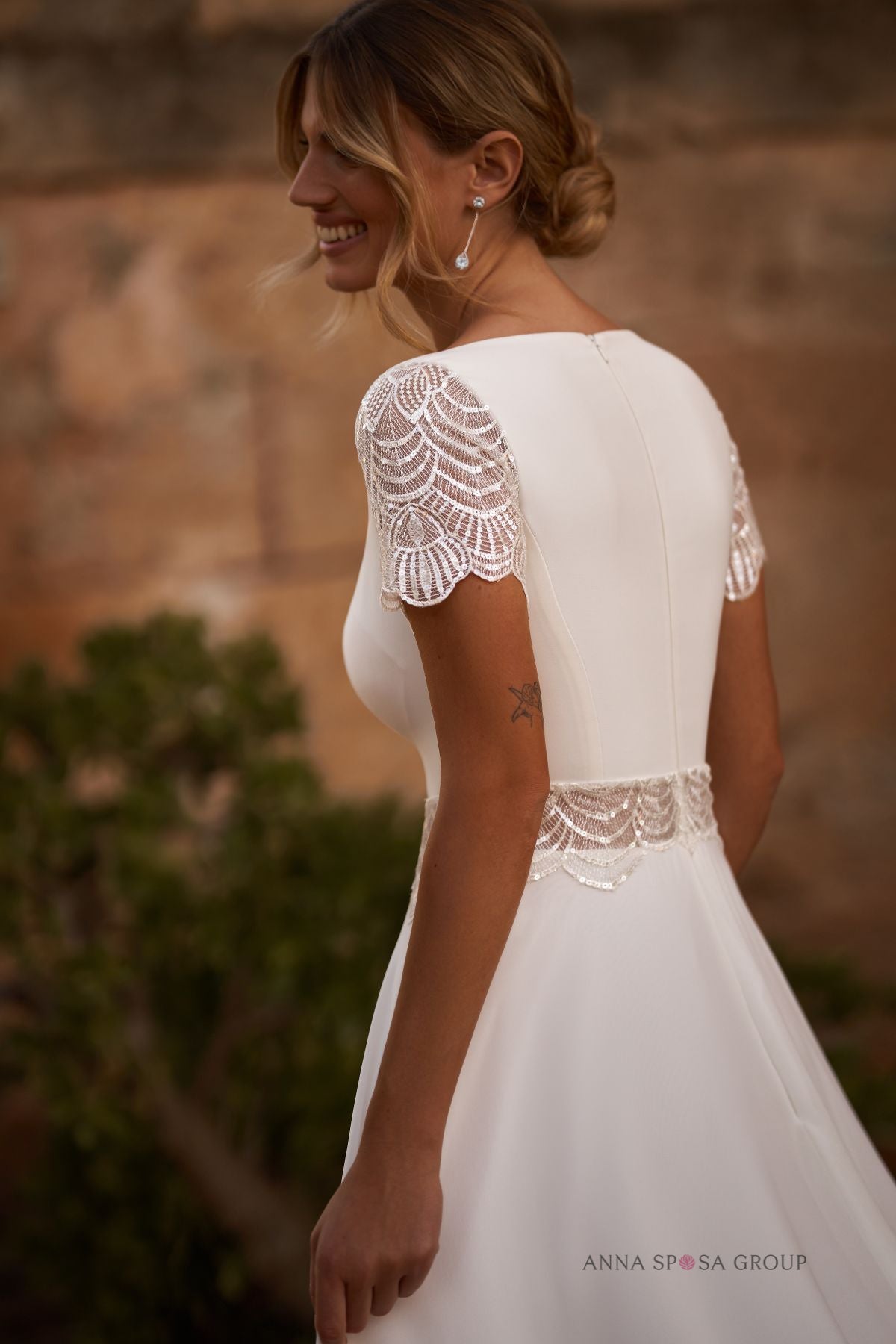 Robe de mariée Mirey – Mousseline décolleté carré et manches courtes en dentelle