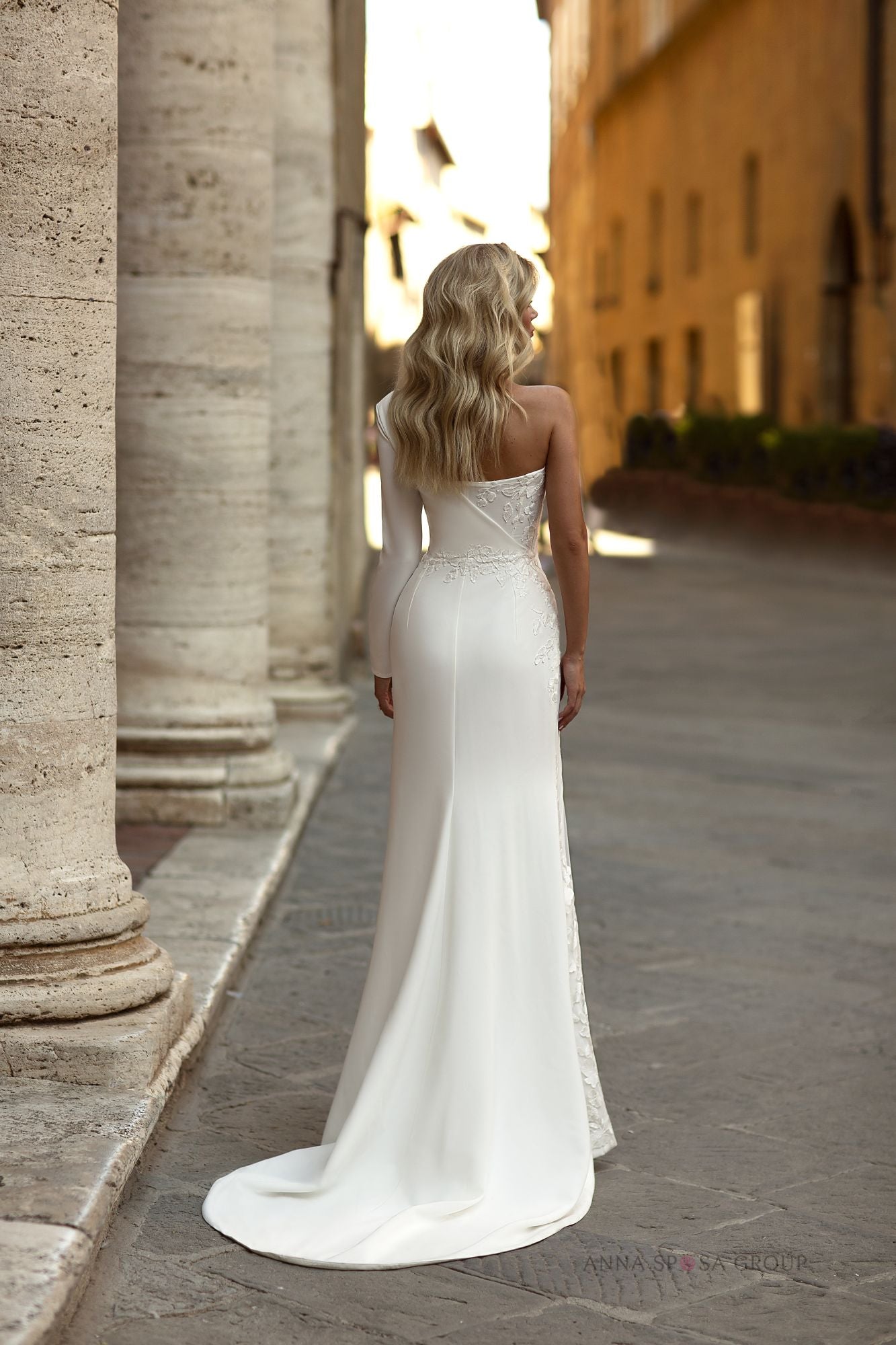 Robe de mariée La Petra Mizar – Sirène ivoire asymétrique en crêpe avec manche longue et fente haute