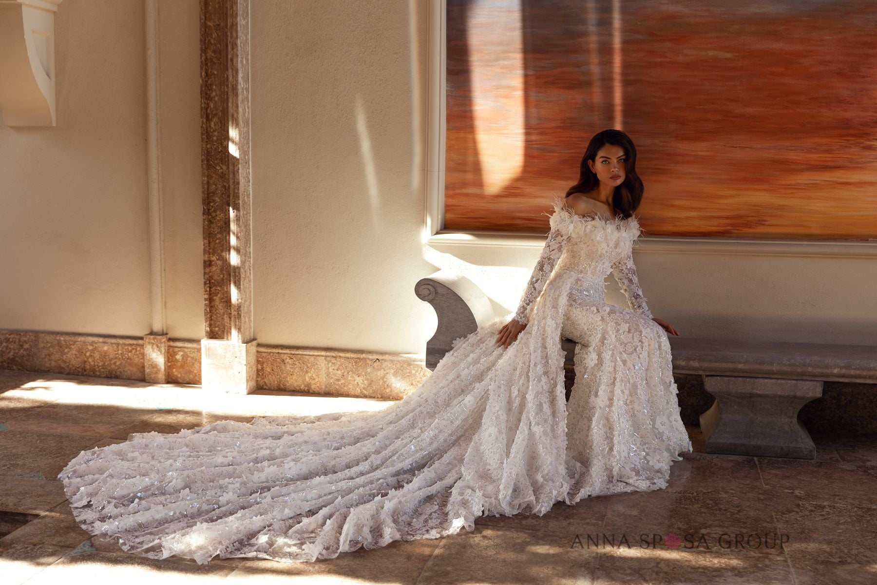 Robe de mariée Anna Sposa Montal – Sirène ivoire en dentelle brodée avec plumes et traîne amovible