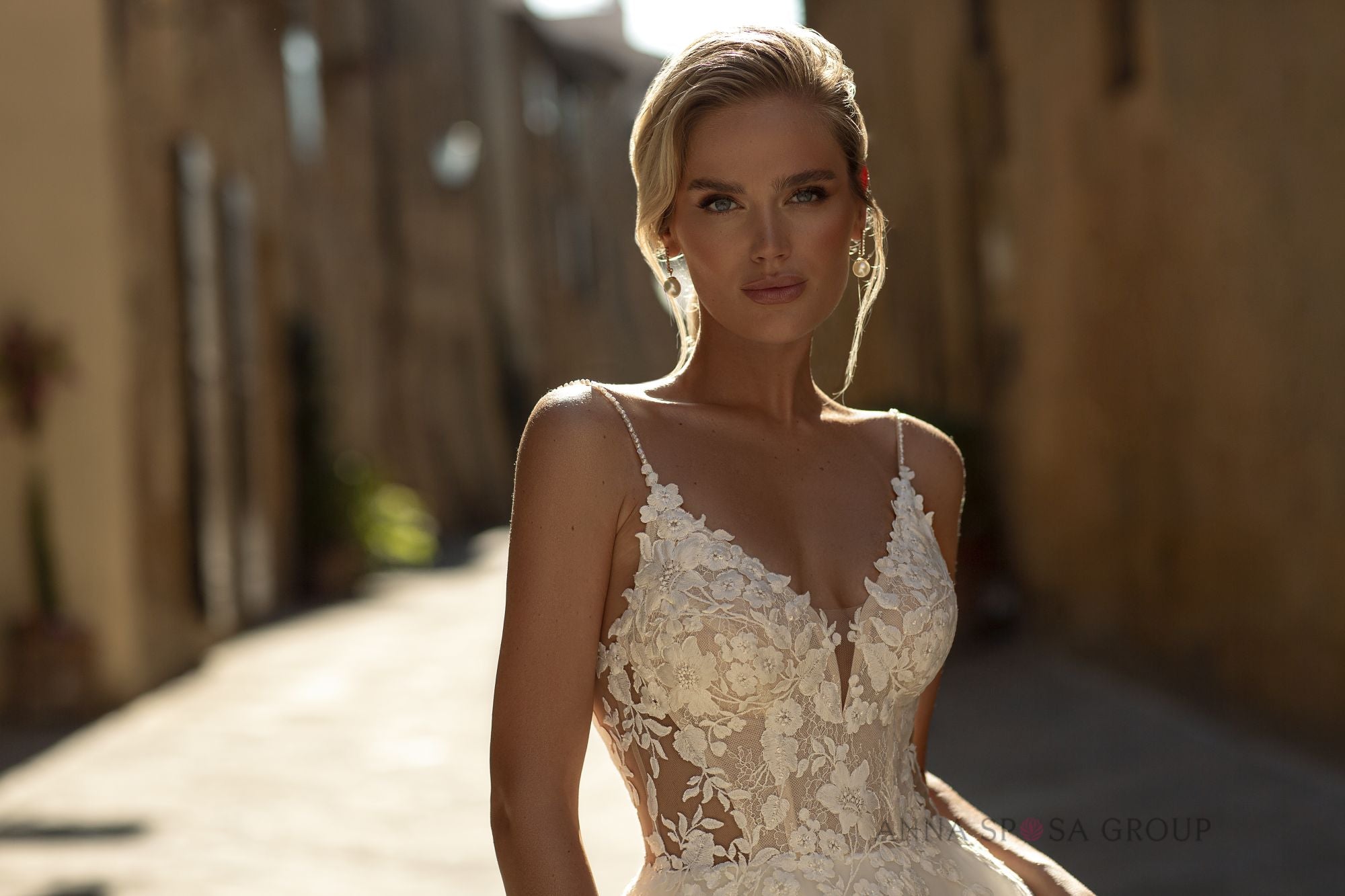 Robe de mariée La Petra Muphrid – Ligne A ivoire en dentelle Chantilly avec fines bretelles et jupe légère