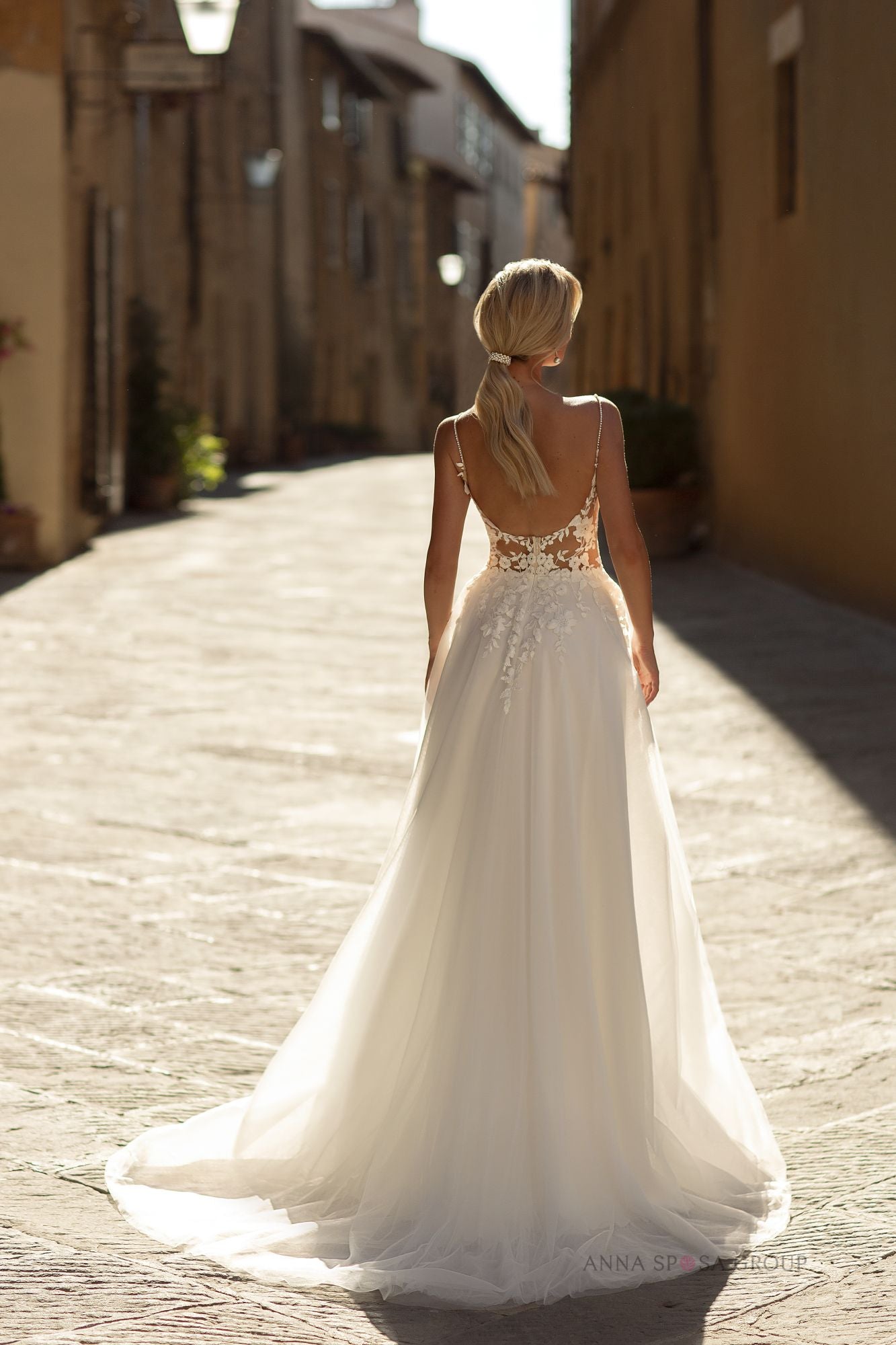 Robe de mariée La Petra Muphrid – Ligne A ivoire en dentelle Chantilly avec fines bretelles et jupe légère