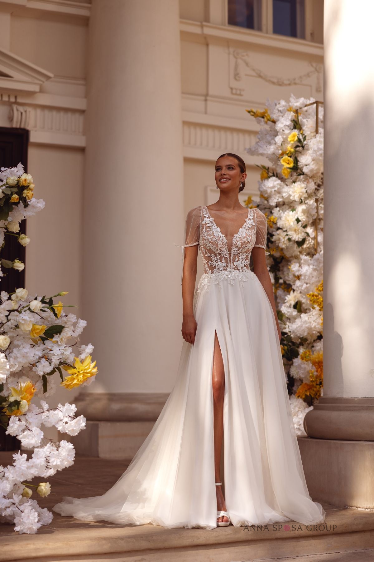 Robe de mariée Anna Sposa Nesta – Ligne A ivoire en dentelle avec manches courtes et décolleté en V